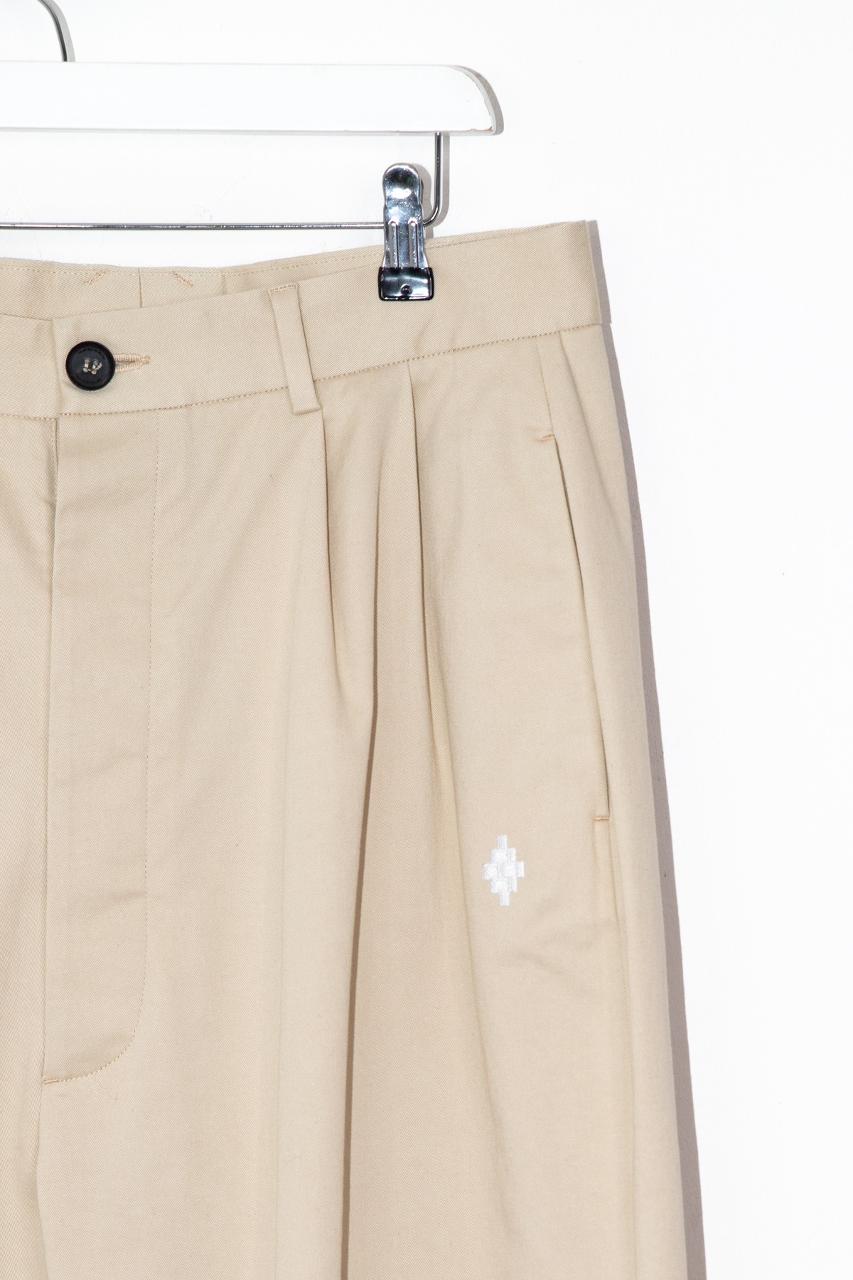 Marcelo Burlon Hose in Hellbeige und Weiß