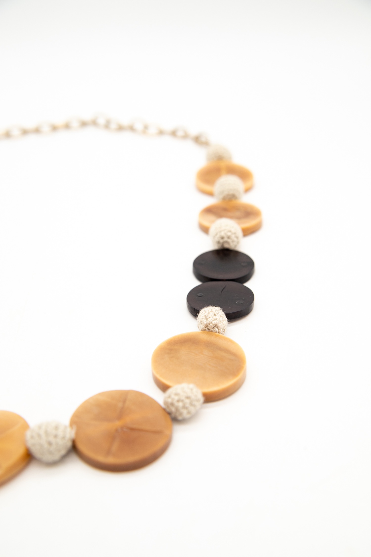 Marni lange Halskette aus Materialmix in Hellbeige