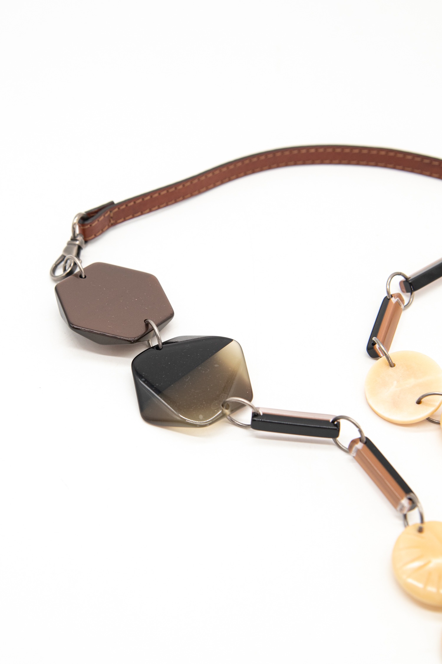 Marni lange avantgardistische Halskette in Braun und Beige
