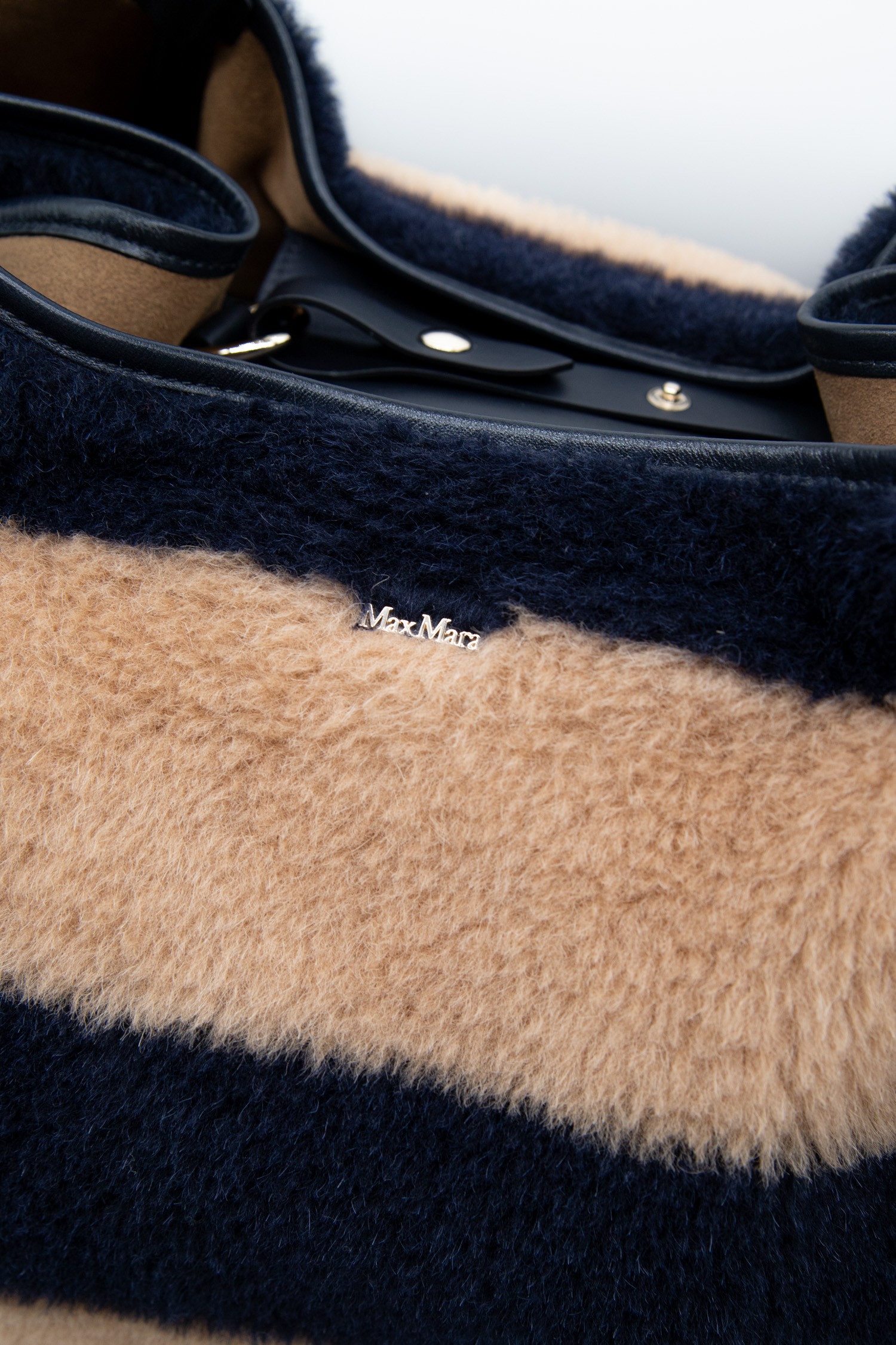 Max Mara "Marine Teddy" Schultertasche in Dunkelblau und Braun