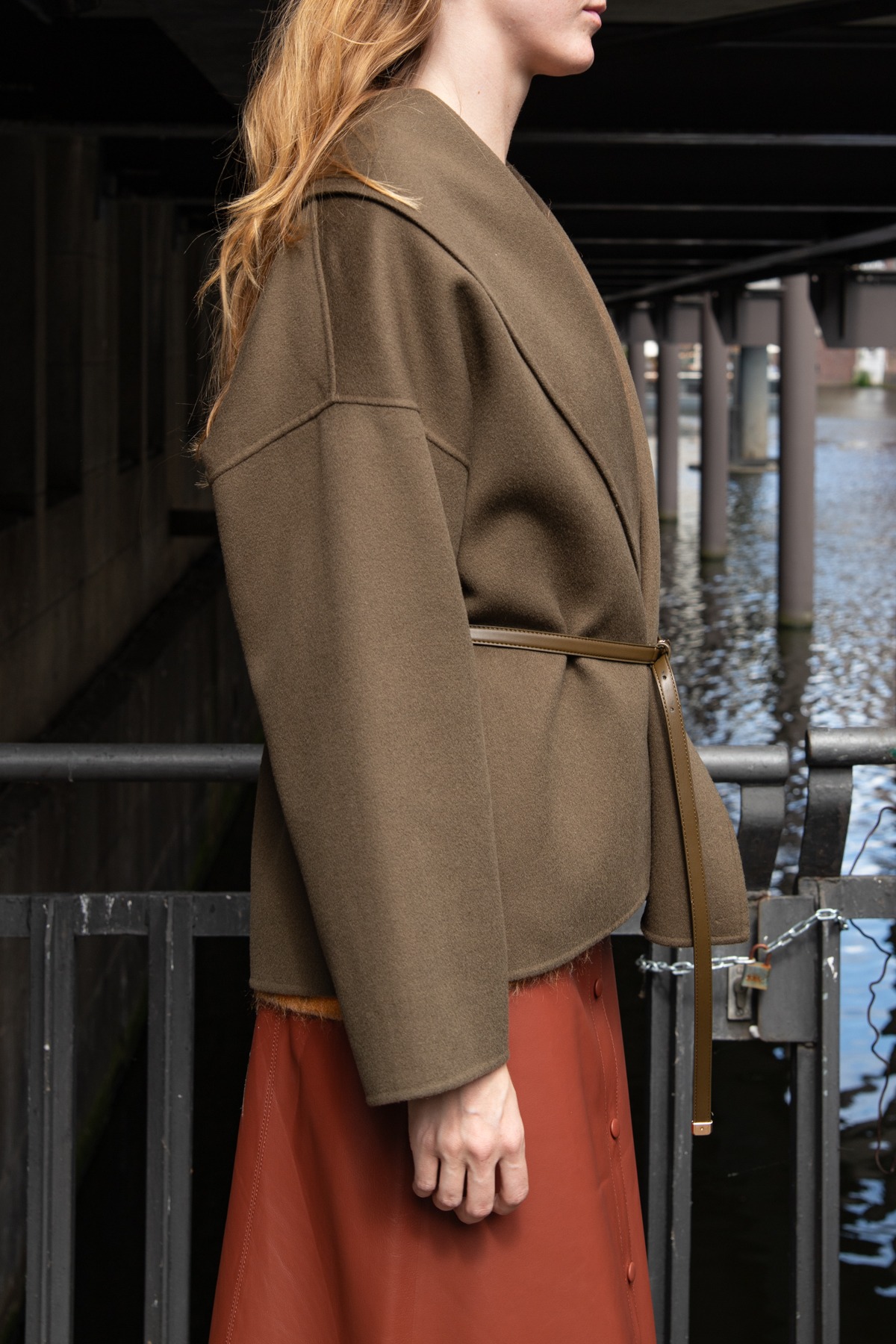 max-mara-damen-bekleidung-mantel-robenmantel-kurz-gürtel-oliv-schalkragen-3.CR2