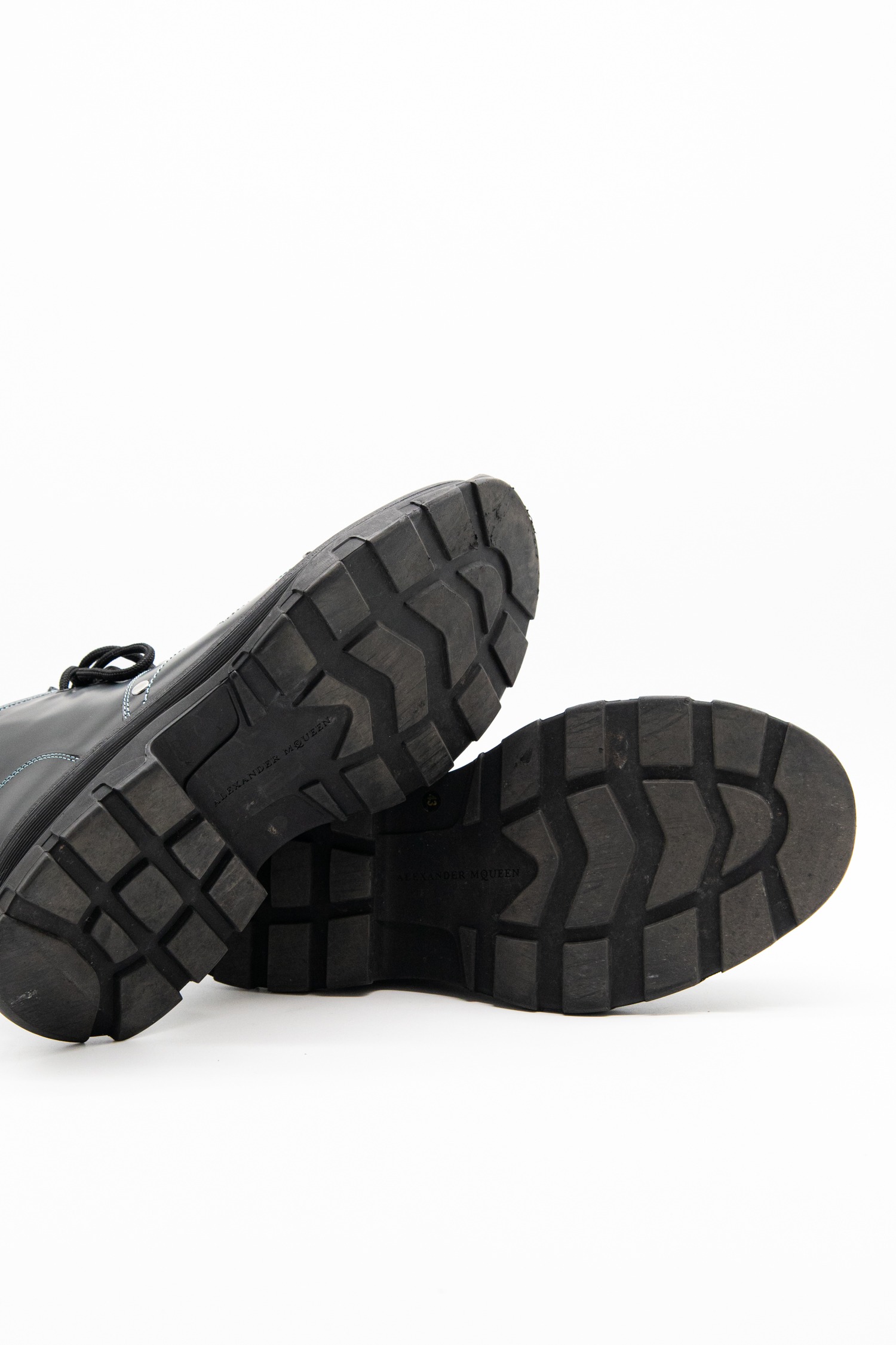 Alexander McQueen "Lace-Up" Boots in Schwarz