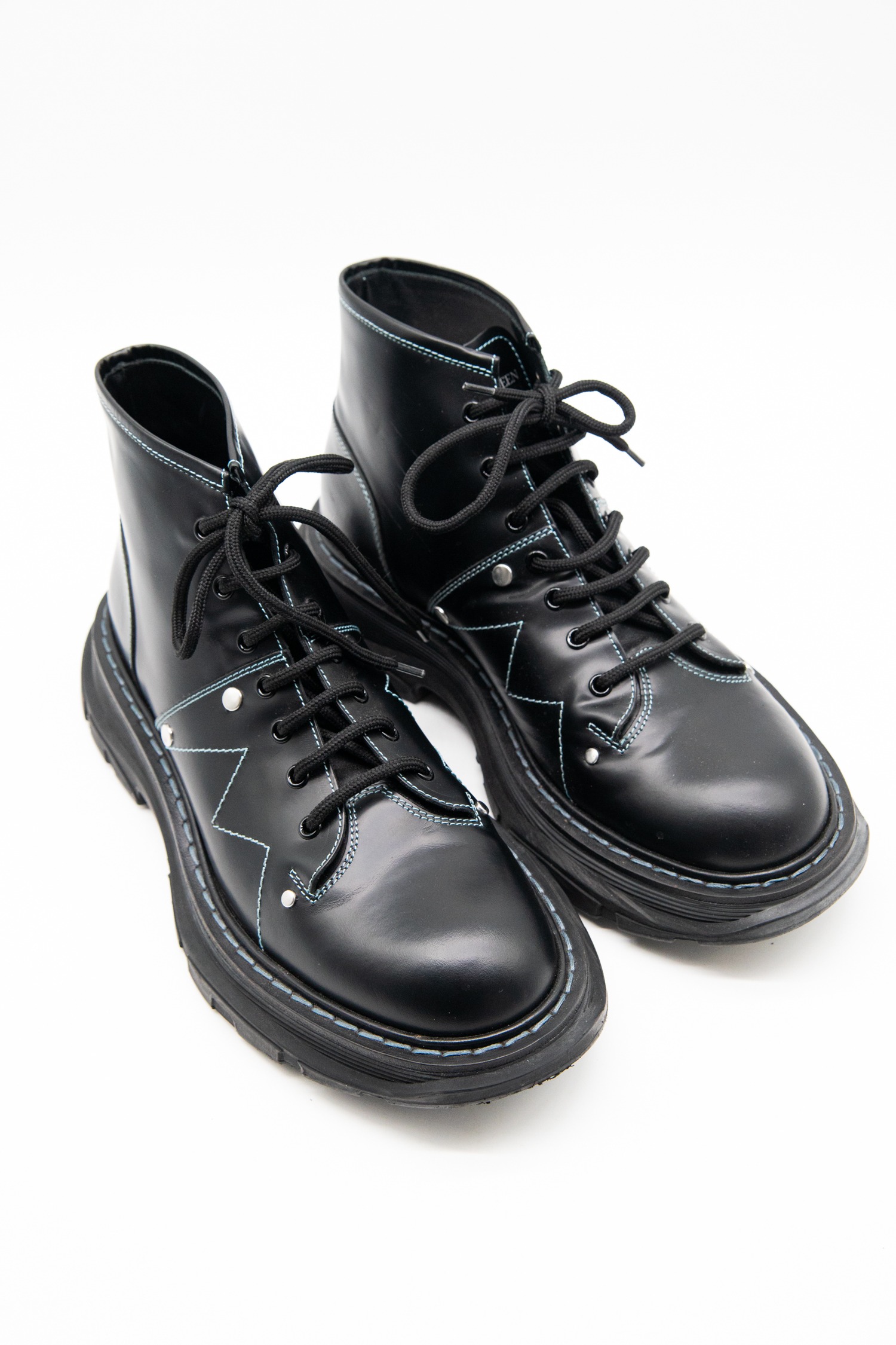 Alexander McQueen "Lace-Up" Boots in Schwarz