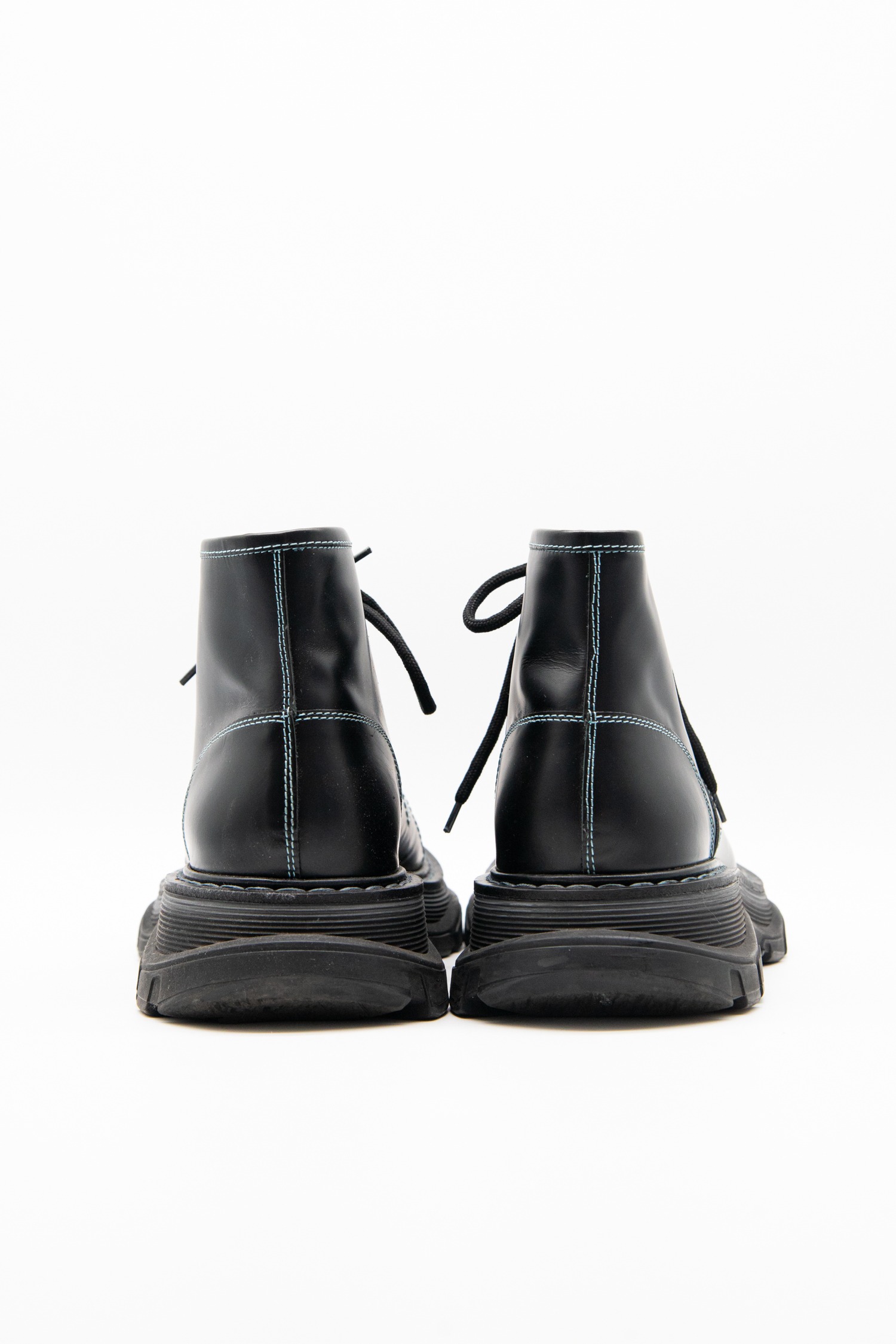 Alexander McQueen "Lace-Up" Boots in Schwarz