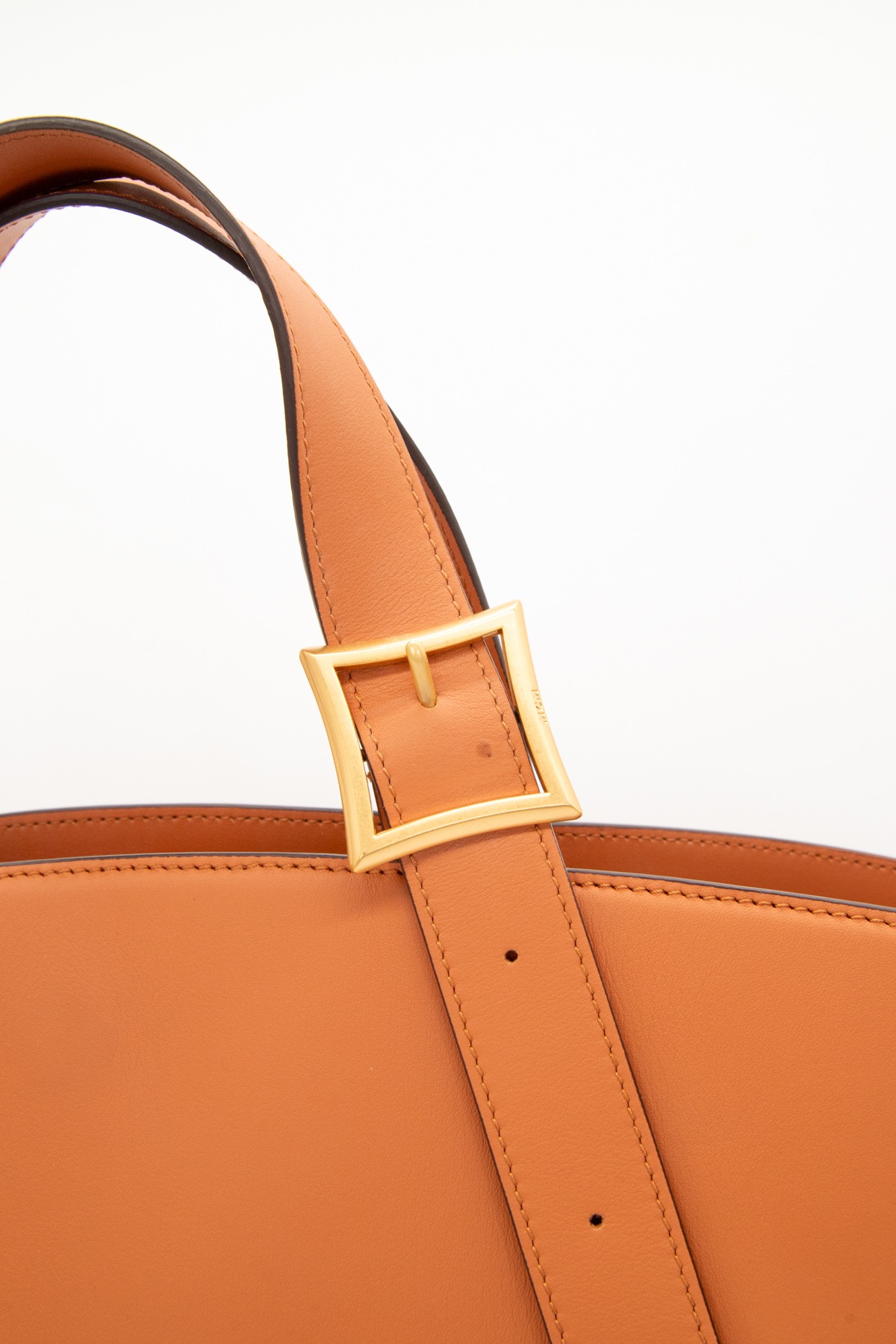 MCM Shopper aus Leder mit Logoprägung in Cognac und Gold