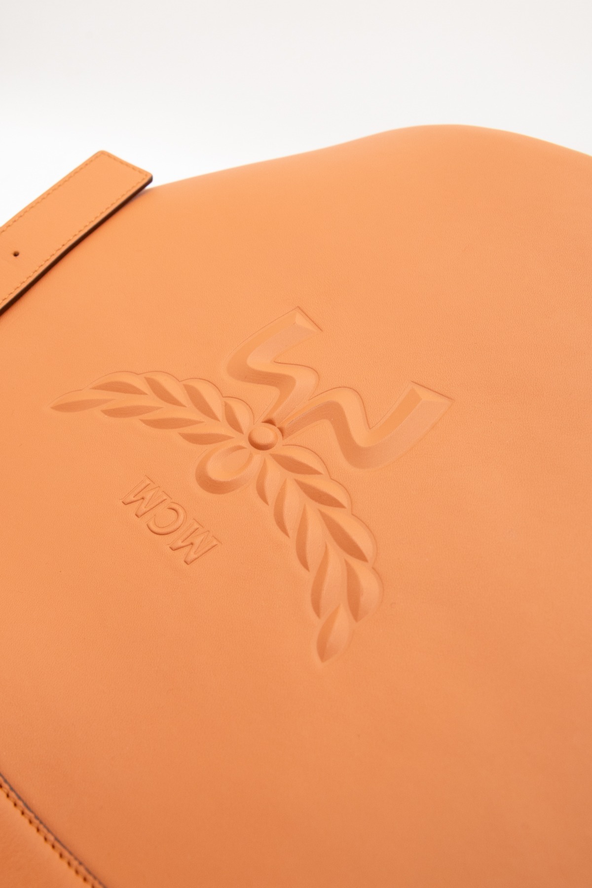 MCM Shopper aus Leder mit Logoprägung in Cognac und Gold