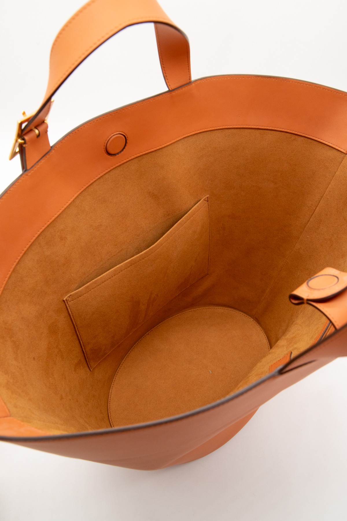 MCM Shopper aus Leder mit Logoprägung in Cognac und Gold
