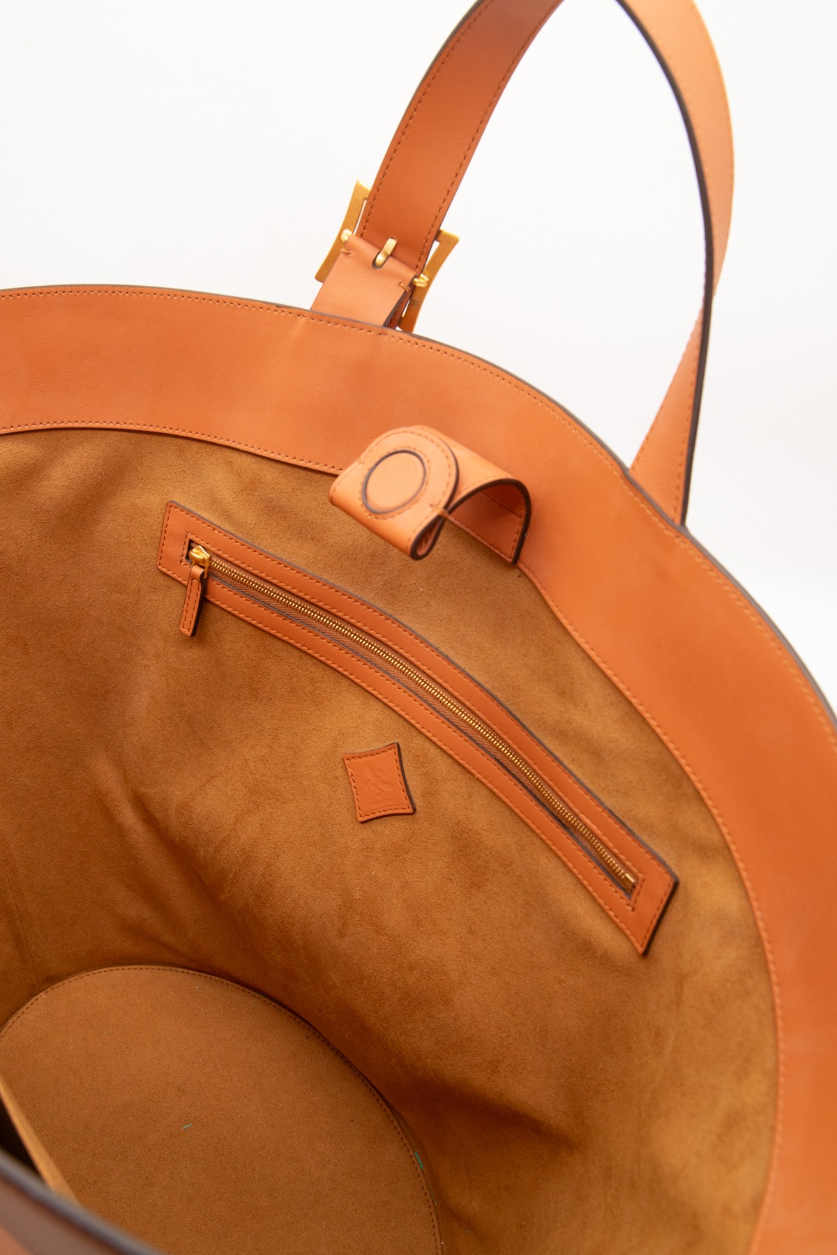 MCM Shopper aus Leder mit Logoprägung in Cognac und Gold