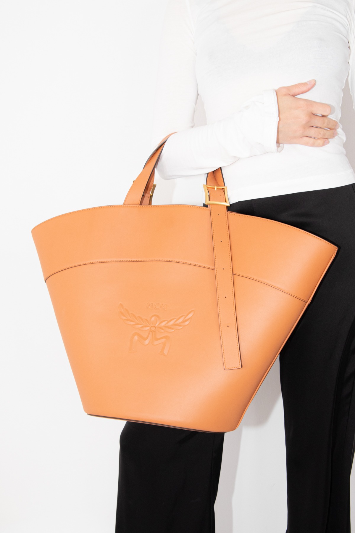 MCM Shopper aus Leder mit Logoprägung in Cognac und Gold