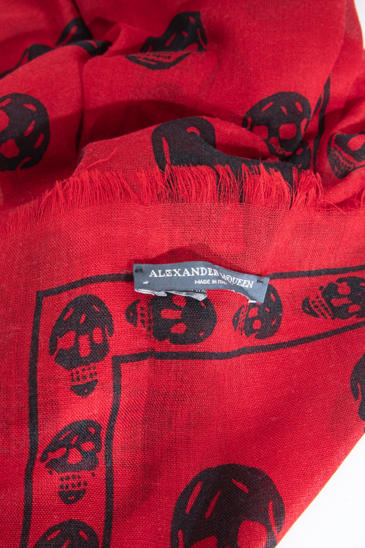 Alexander McQueen Tuch in Rot und Schwarz