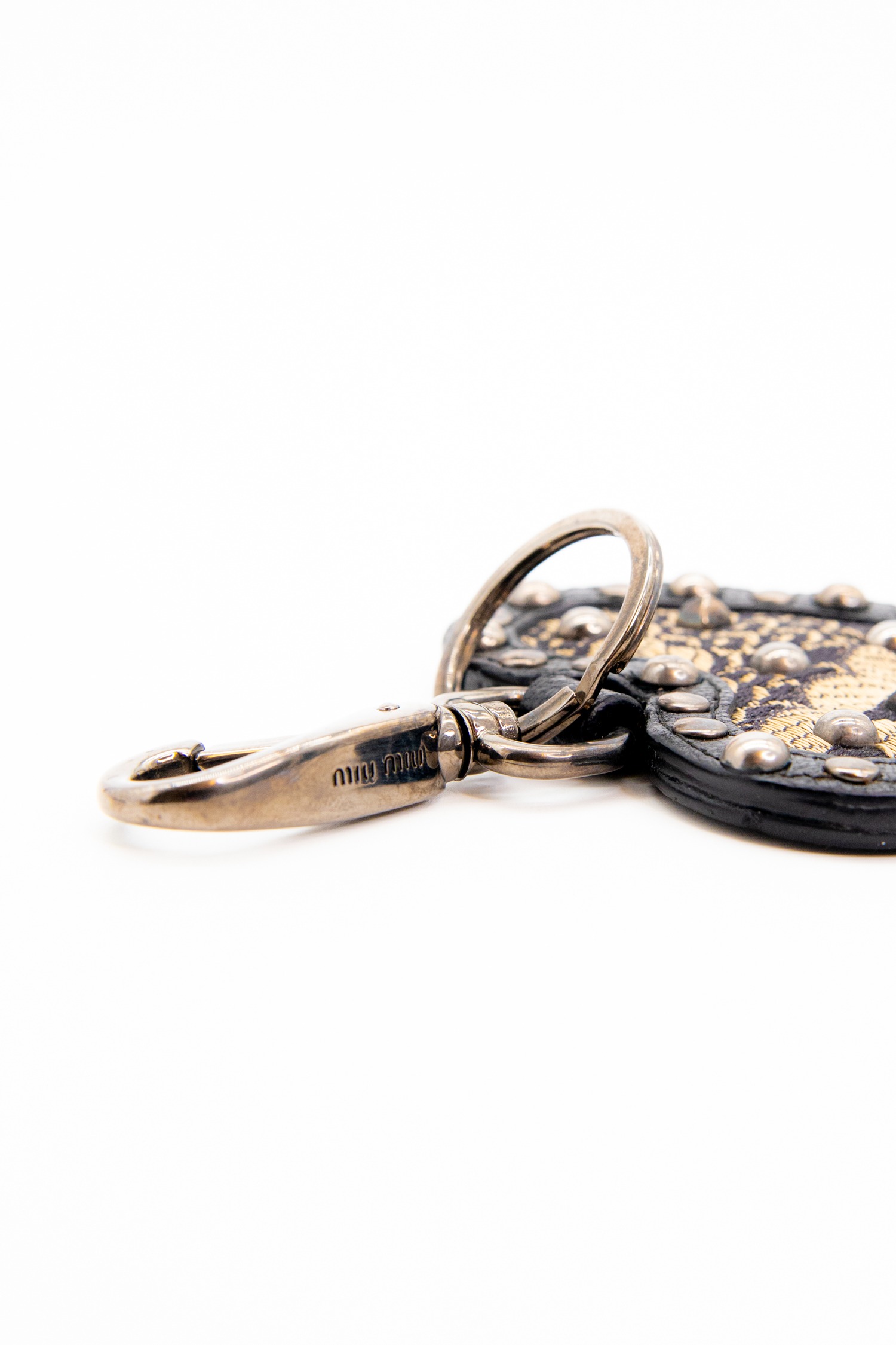 Miu Miu Herzförmiger Taschenanhänger in Schwarz und Silber