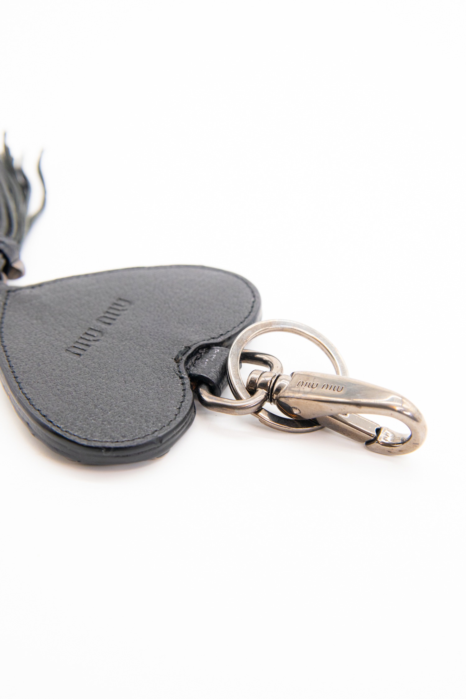 Miu Miu Herzförmiger Taschenanhänger in Schwarz und Silber