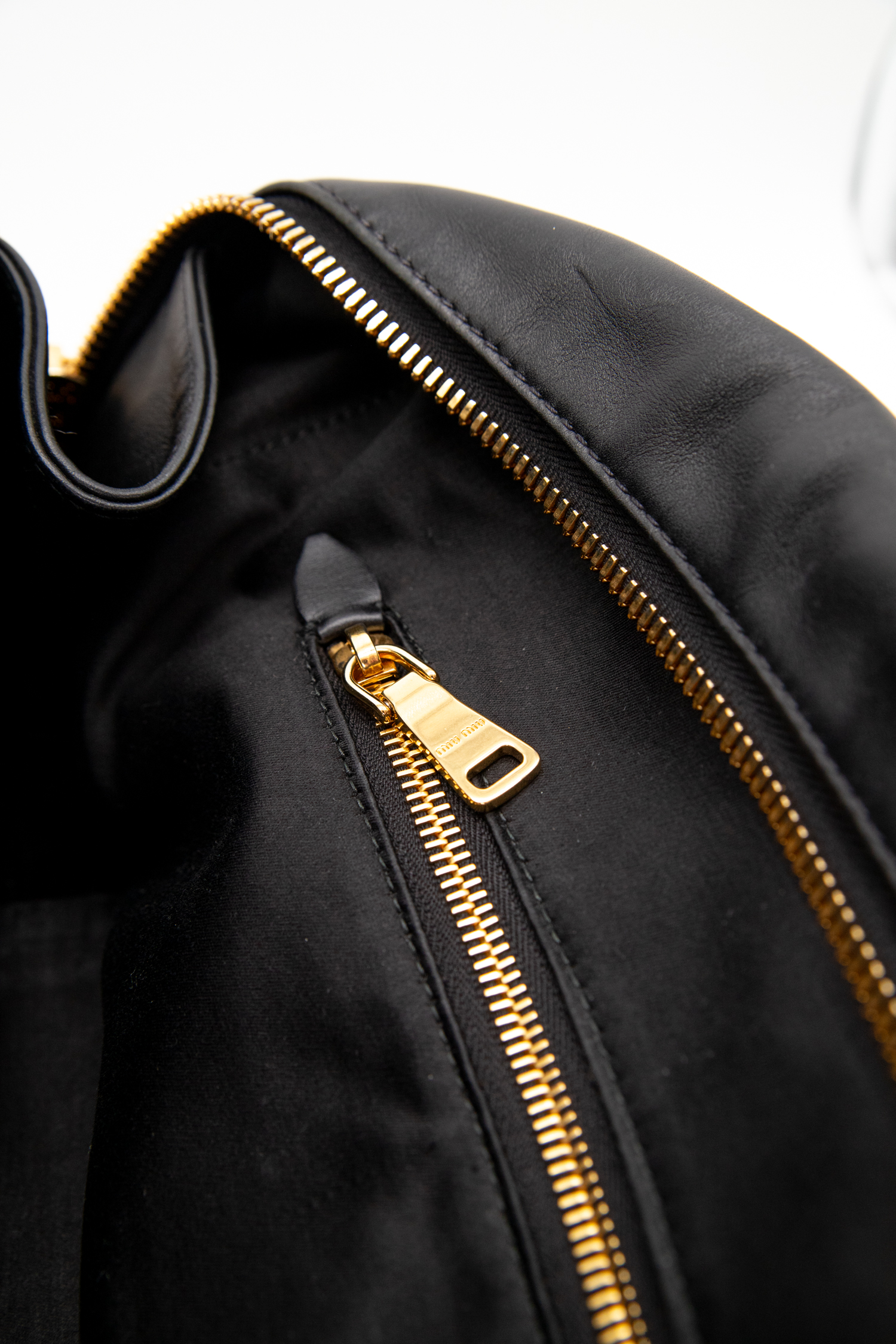 Miu Miu "Beau Big" rechteckige Handtasche in Schwarz