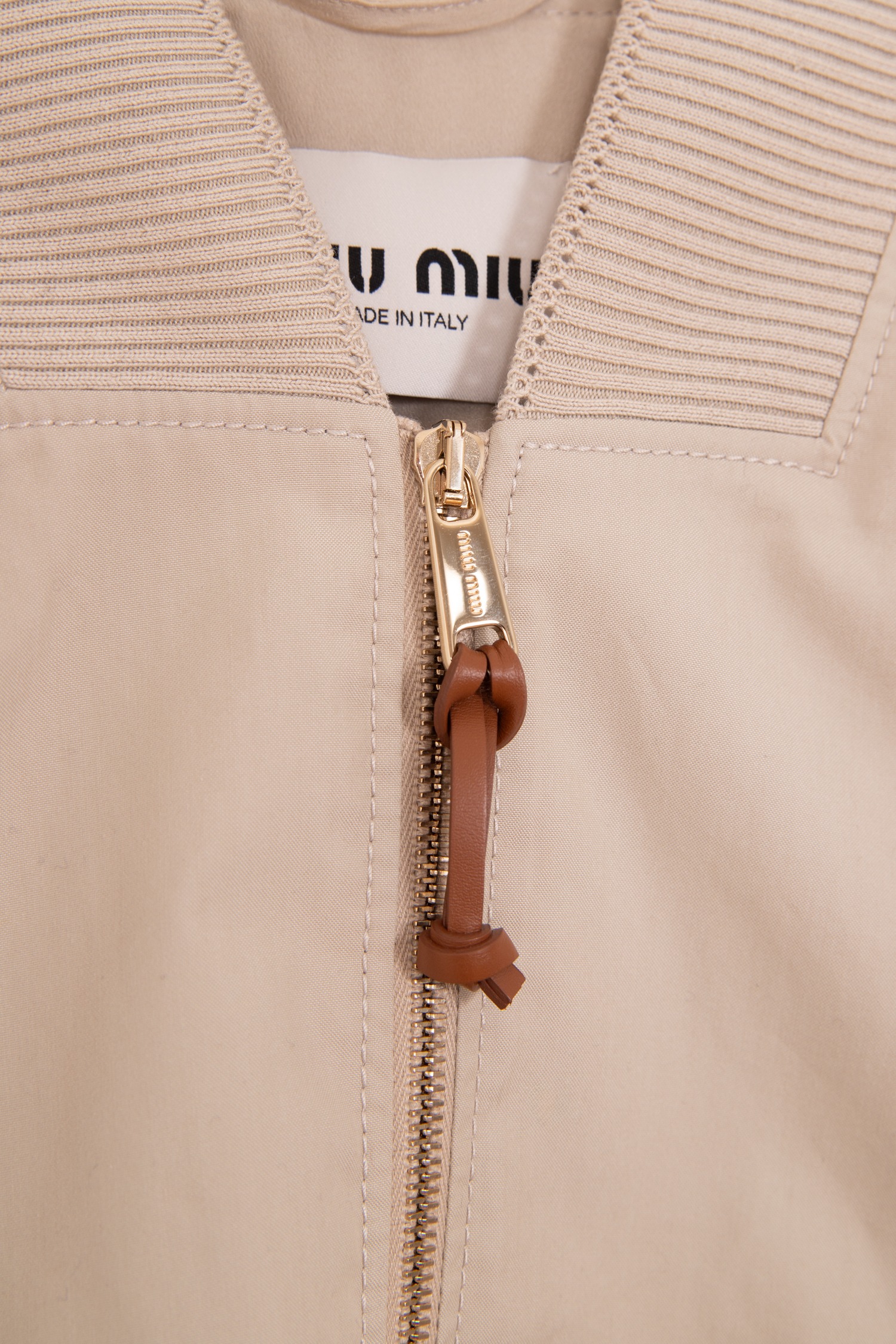 Miu Miu "Panama" Kurze Bomberjacke in Beige und Braun