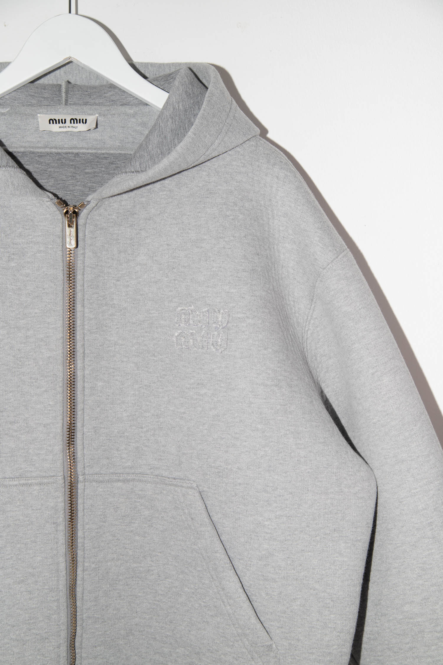Miu Miu Kapuzenjacke mit Logo in Hellgrau