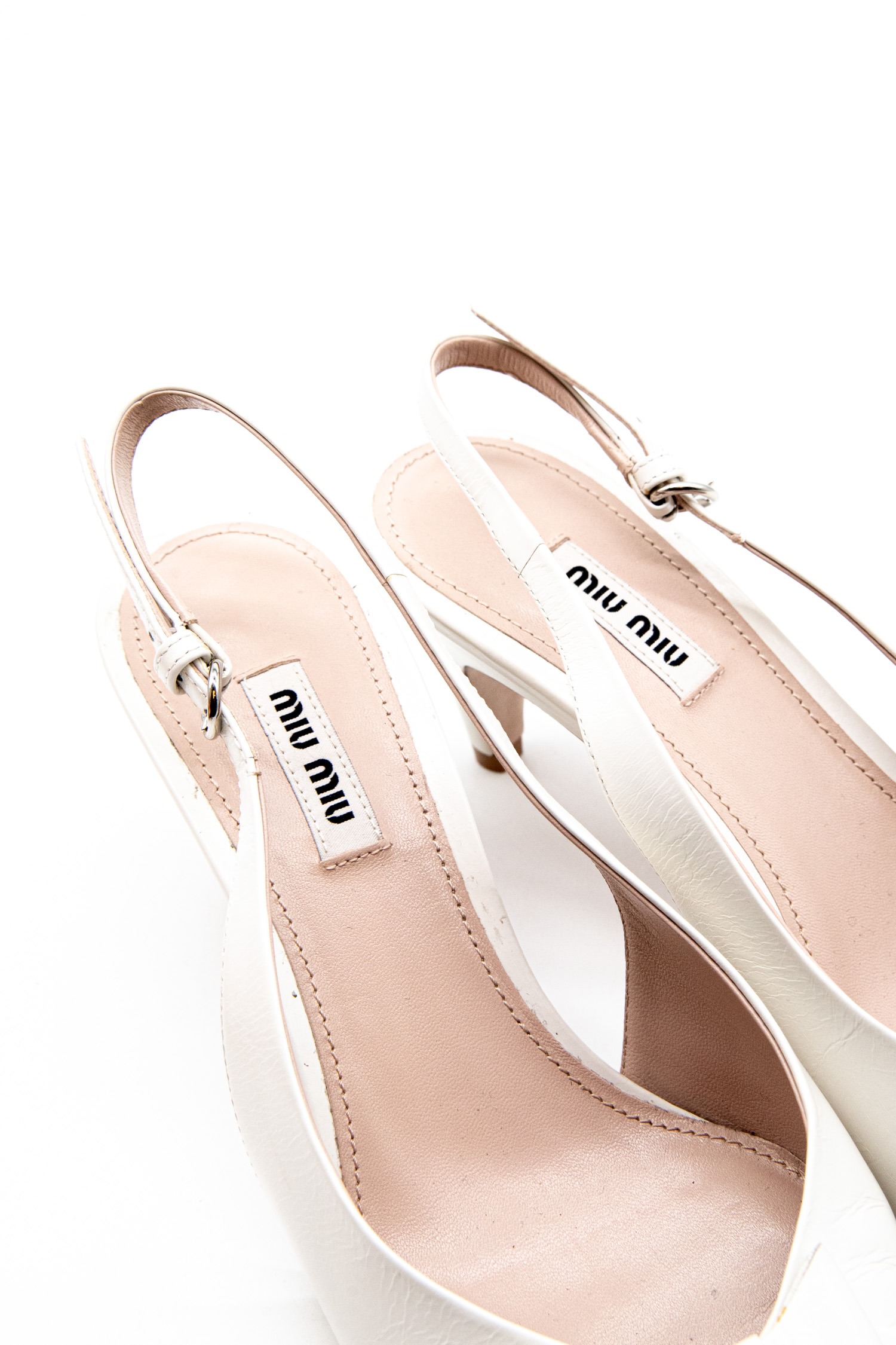 Miu Miu Slingbacks mit Nieten und Kitten Heels