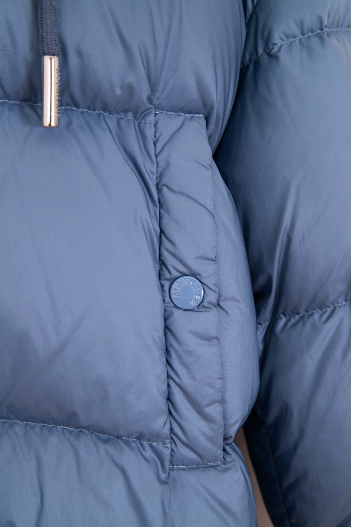 Moncler "Ilet Giubbotto" Wendbare Daunenjacke in Hellblau