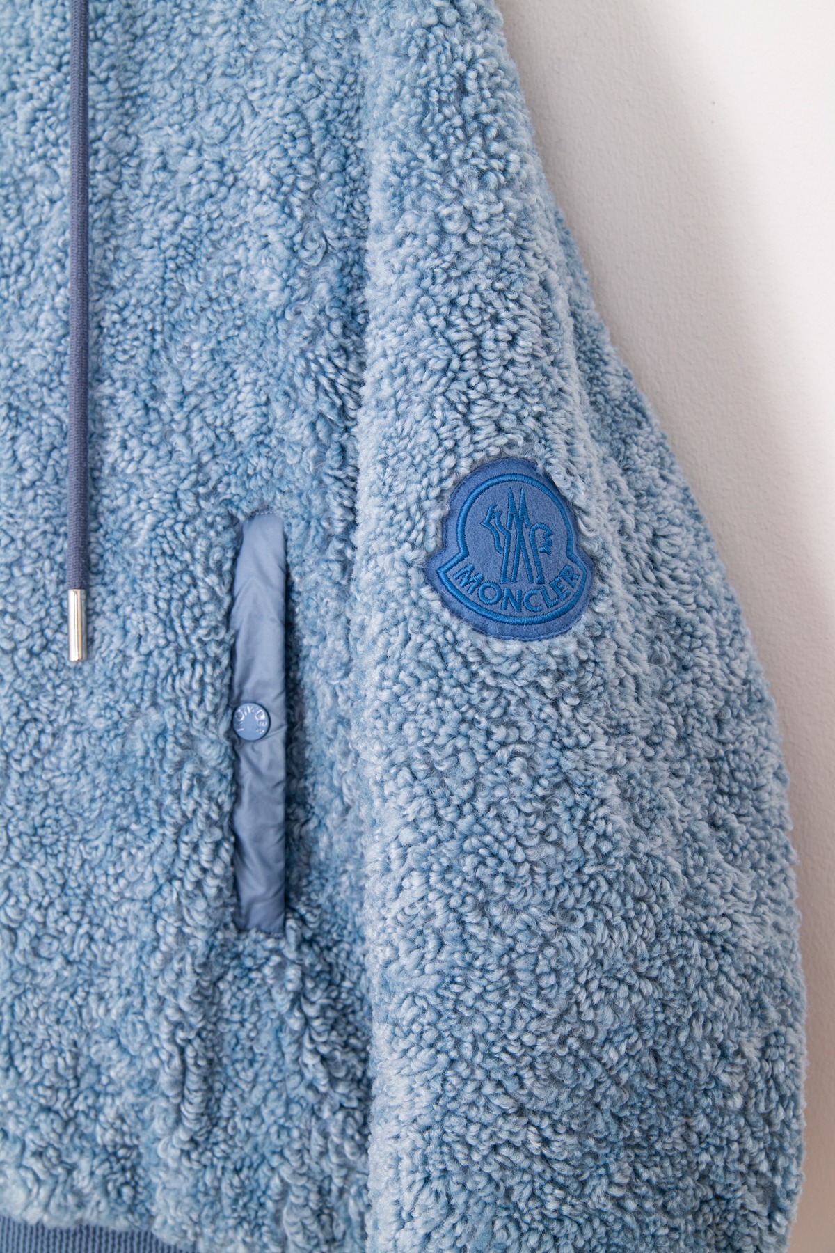 Moncler "Ilet Giubbotto" Wendbare Daunenjacke in Hellblau