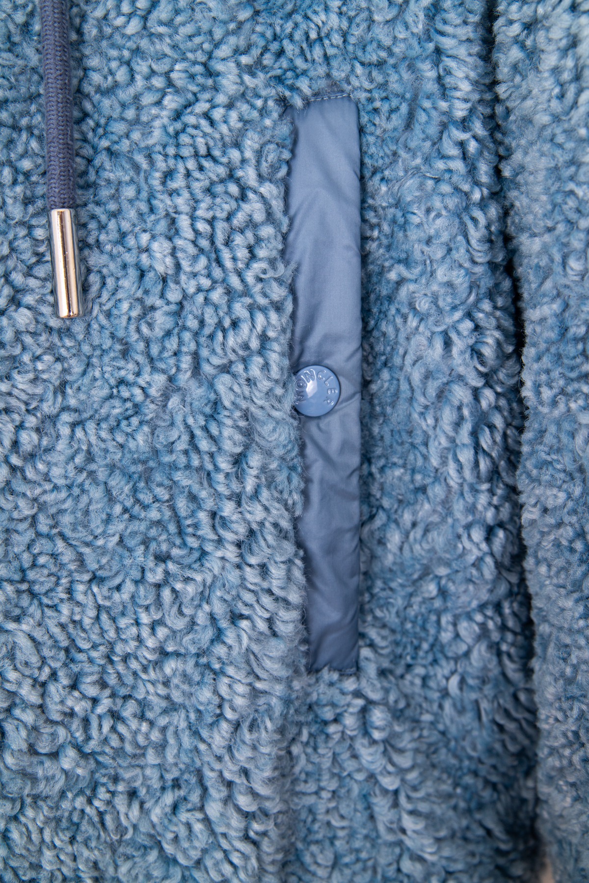 Moncler "Ilet Giubbotto" Wendbare Daunenjacke in Hellblau