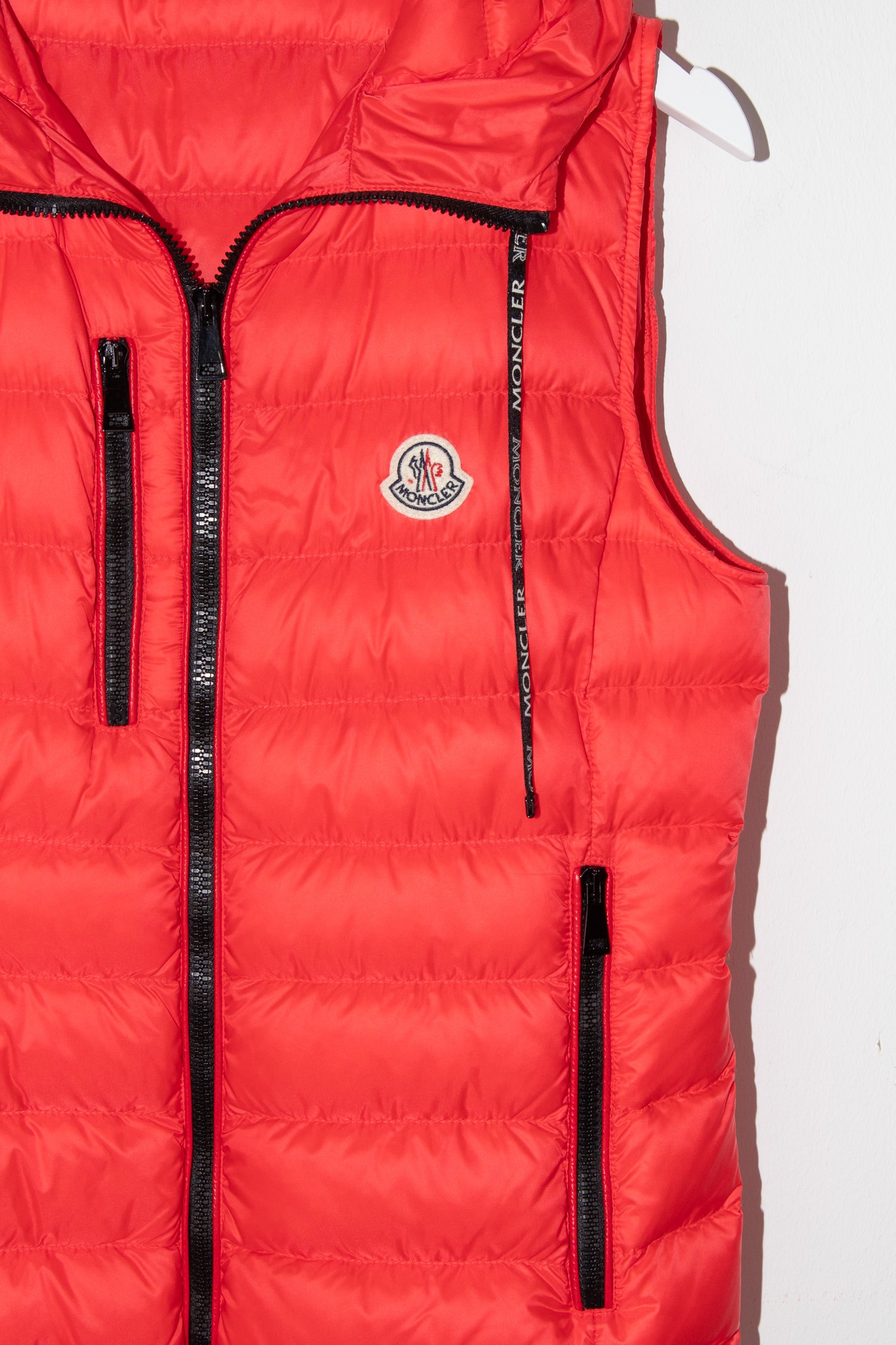 Moncler "Sucrette" Daunenweste mit Kapuze in Neonrot