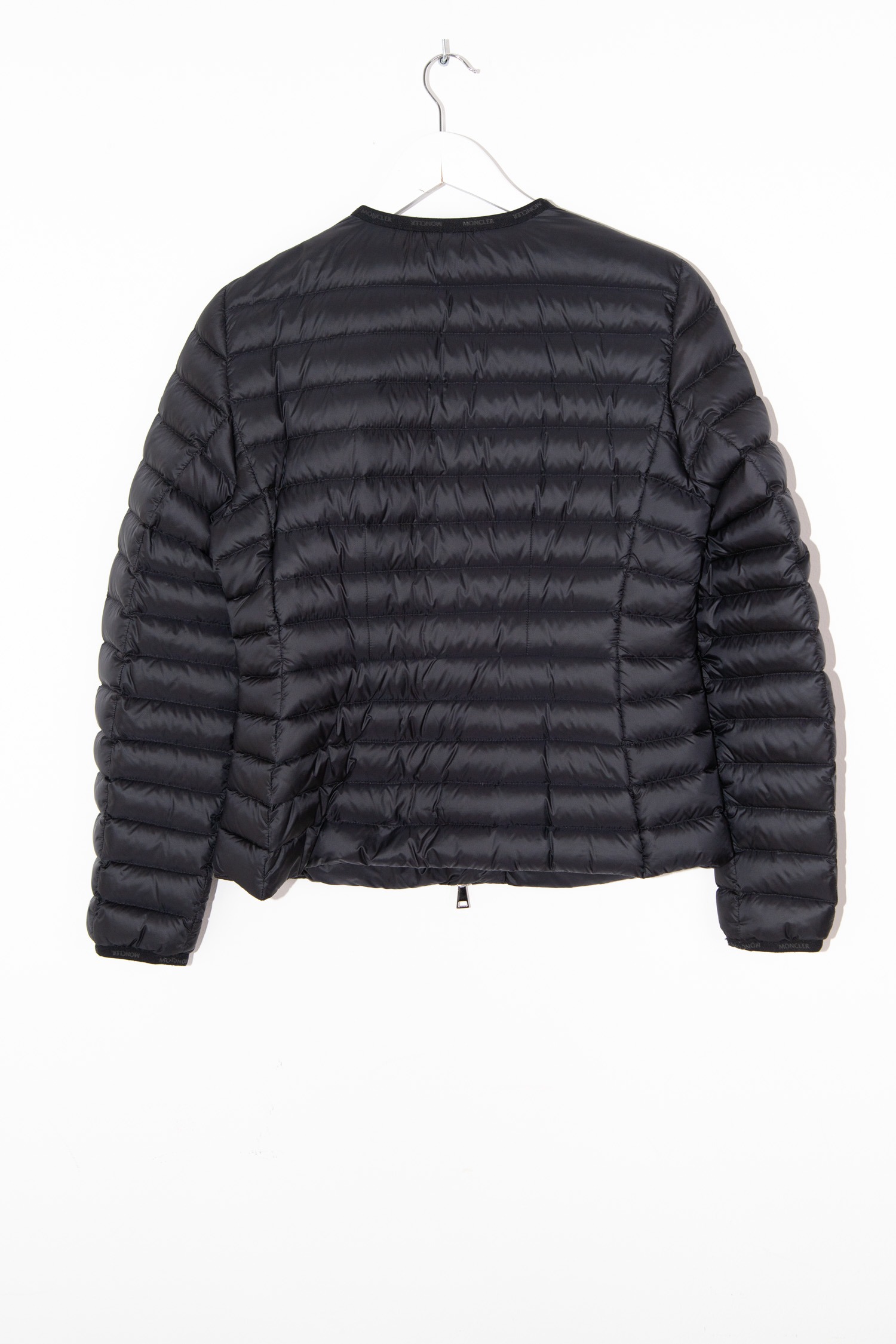 Moncler leichte Daunenjacke mit seitlichem Reißverschluss in Schwarz