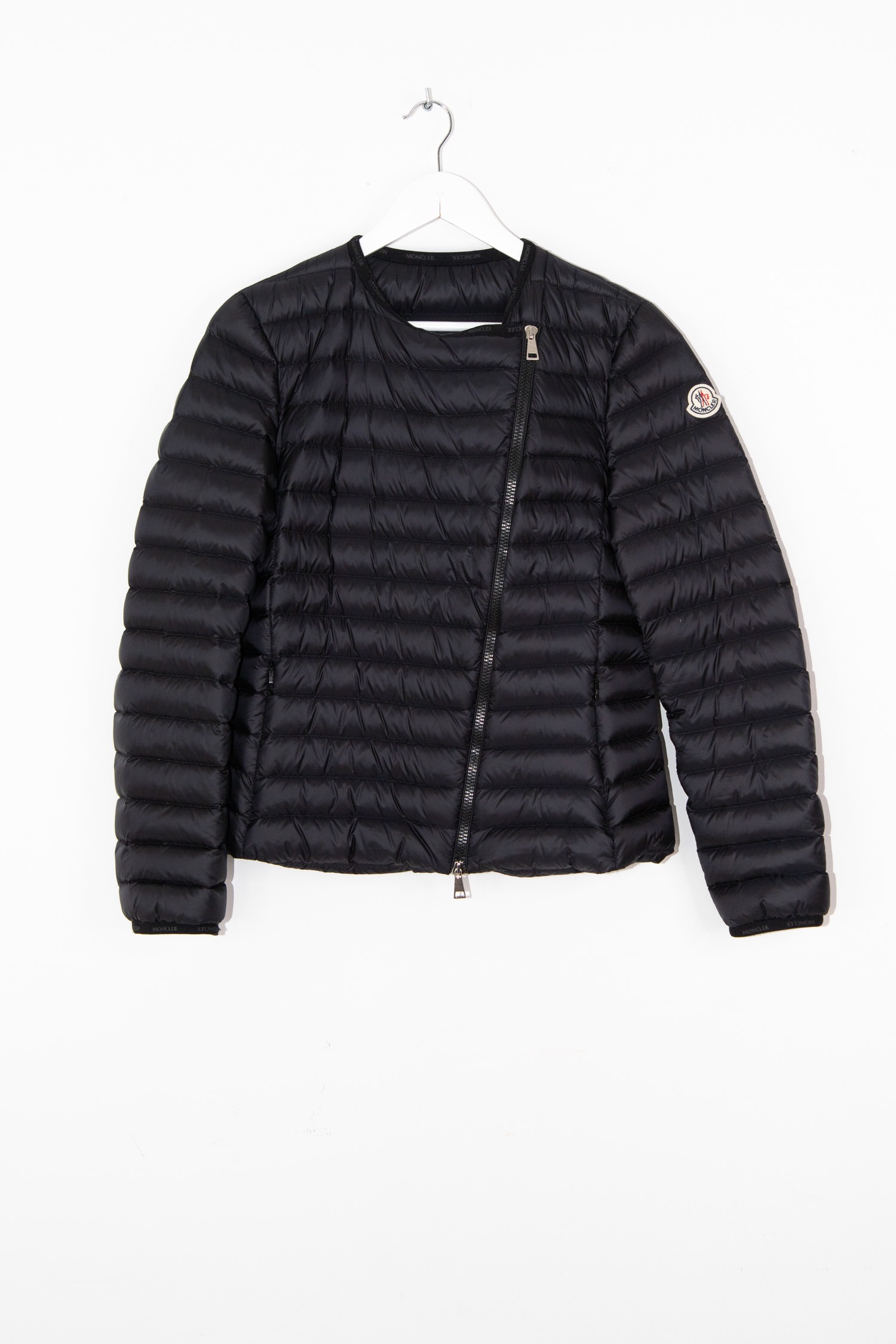 Moncler leichte Daunenjacke mit seitlichem Reißverschluss in Schwarz