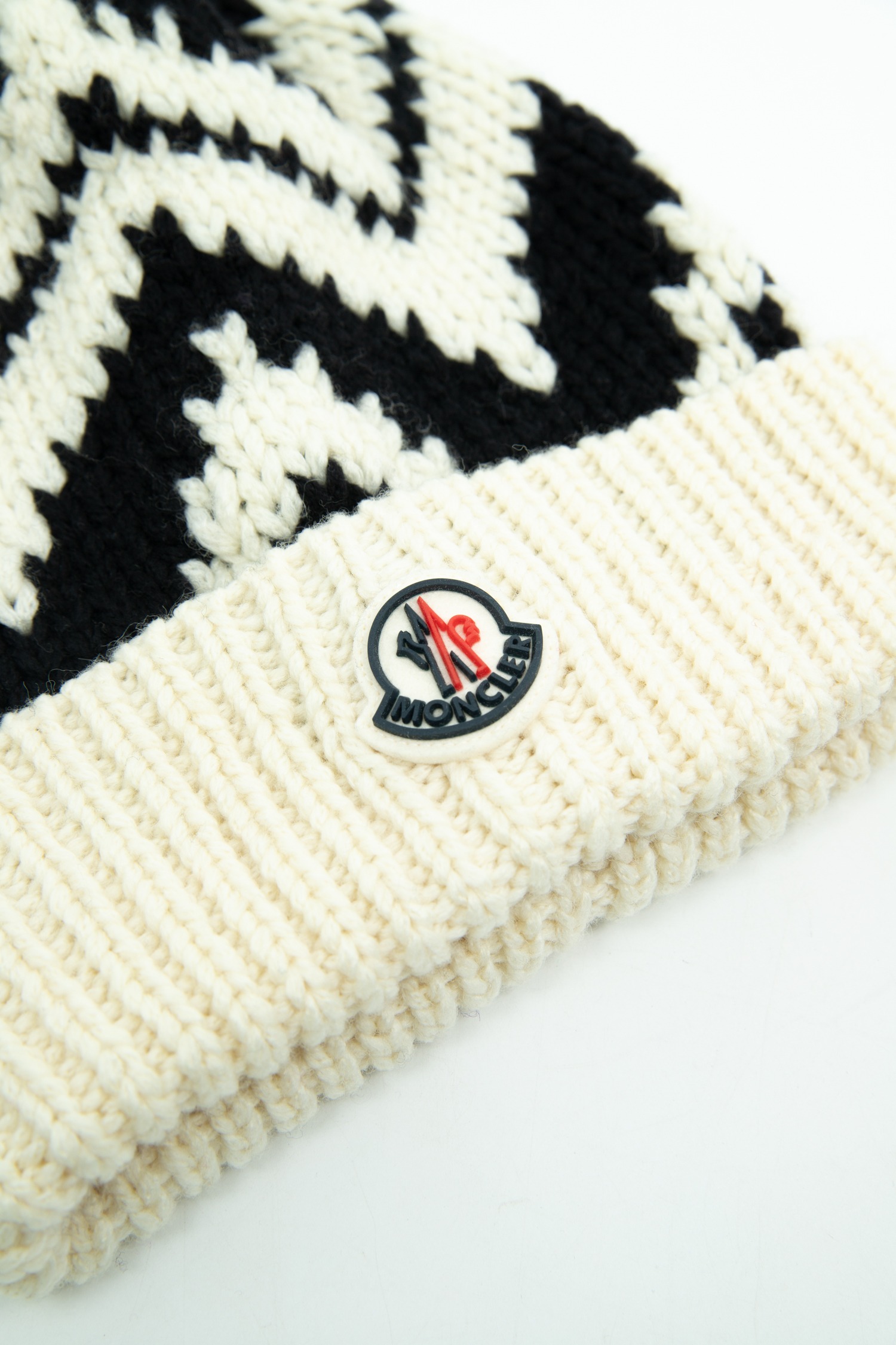Moncler "Berretto Tricot" Strickmütze mit Bommel in Ecru und Schwarz