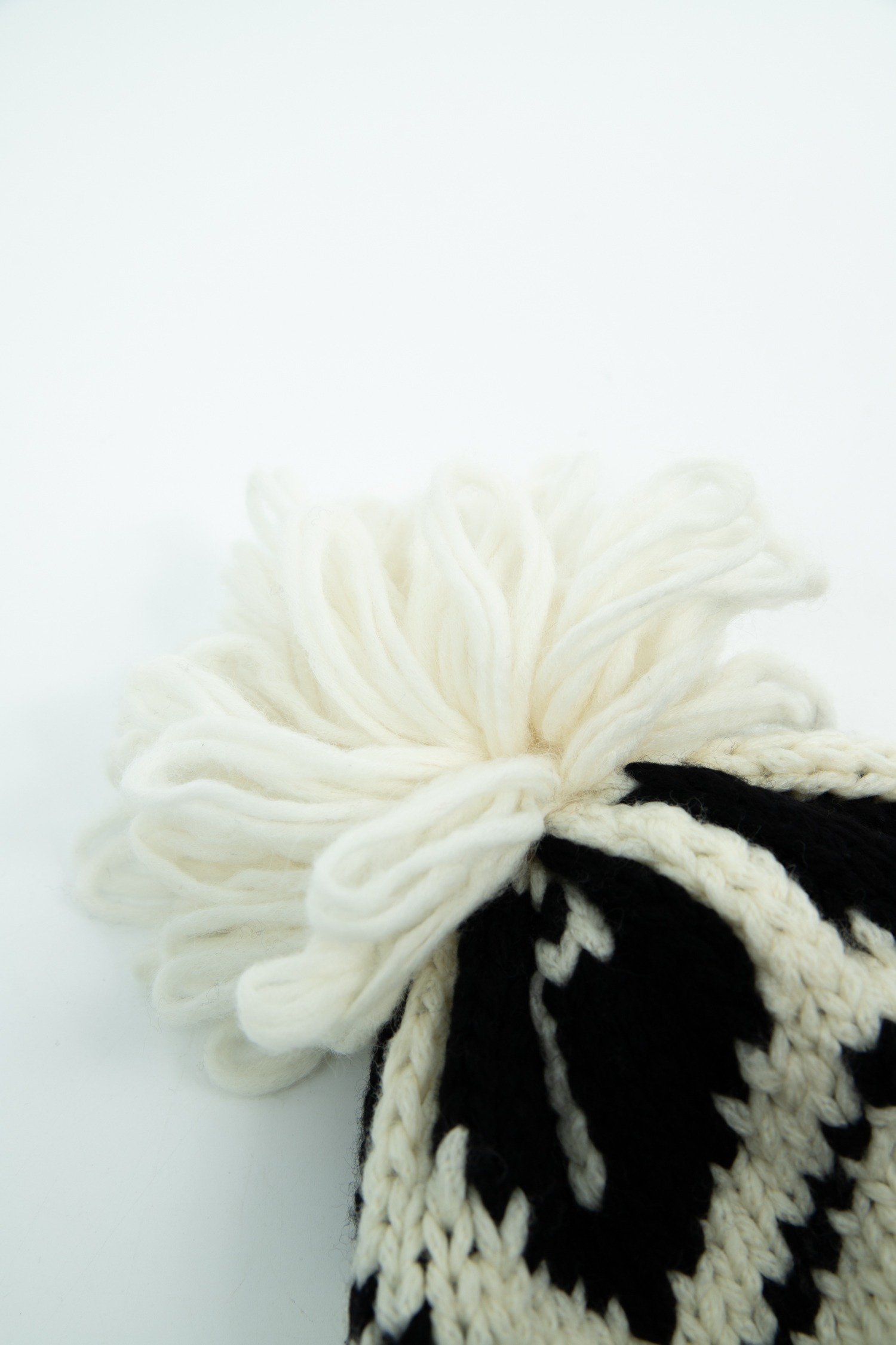 Moncler "Berretto Tricot" Strickmütze mit Bommel in Ecru und Schwarz