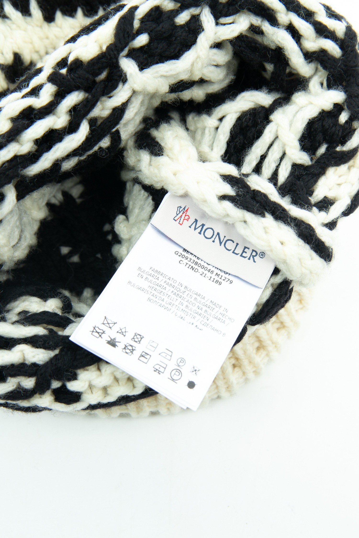 Moncler "Berretto Tricot" Strickmütze mit Bommel in Ecru und Schwarz