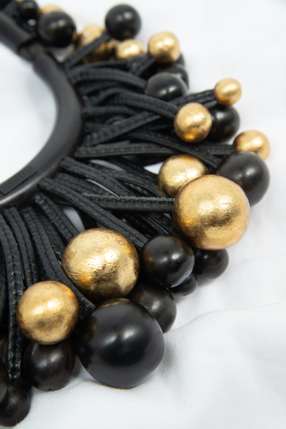 Monies "Cluster Ball Choker" Halskette aus Ebenholz in Schwarz und Gold