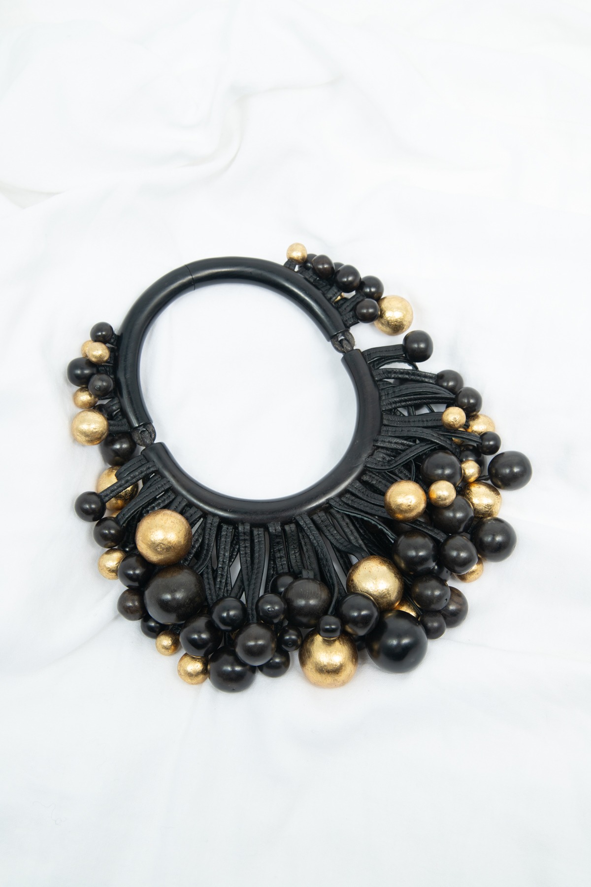 Monies "Cluster Ball Choker" Halskette aus Ebenholz in Schwarz und Gold