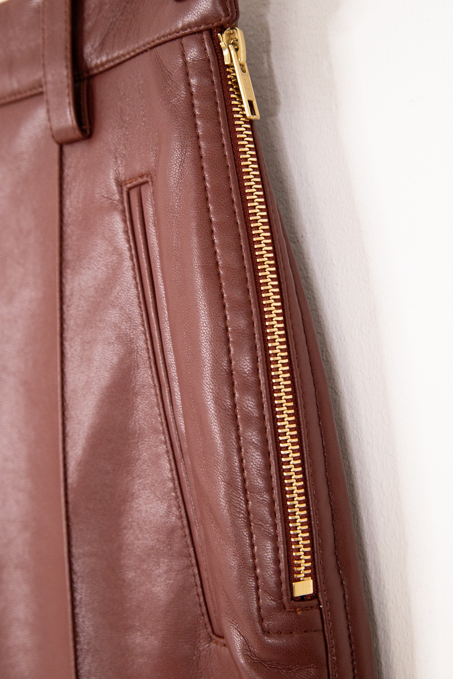 Nanushka "Shannon" Hose in Kastanienbraun