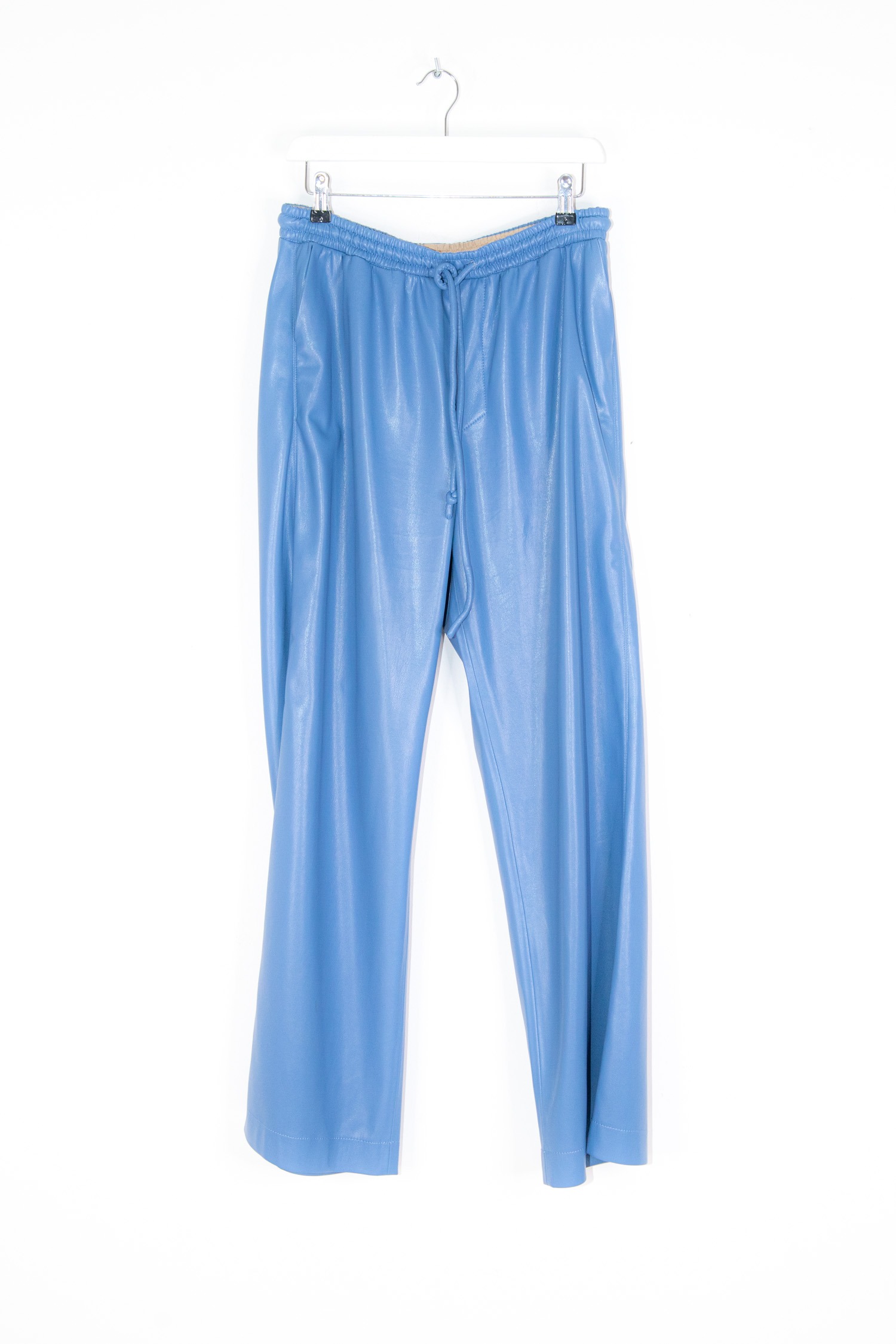 Nanushka Hose aus Faux-Leder in Blau