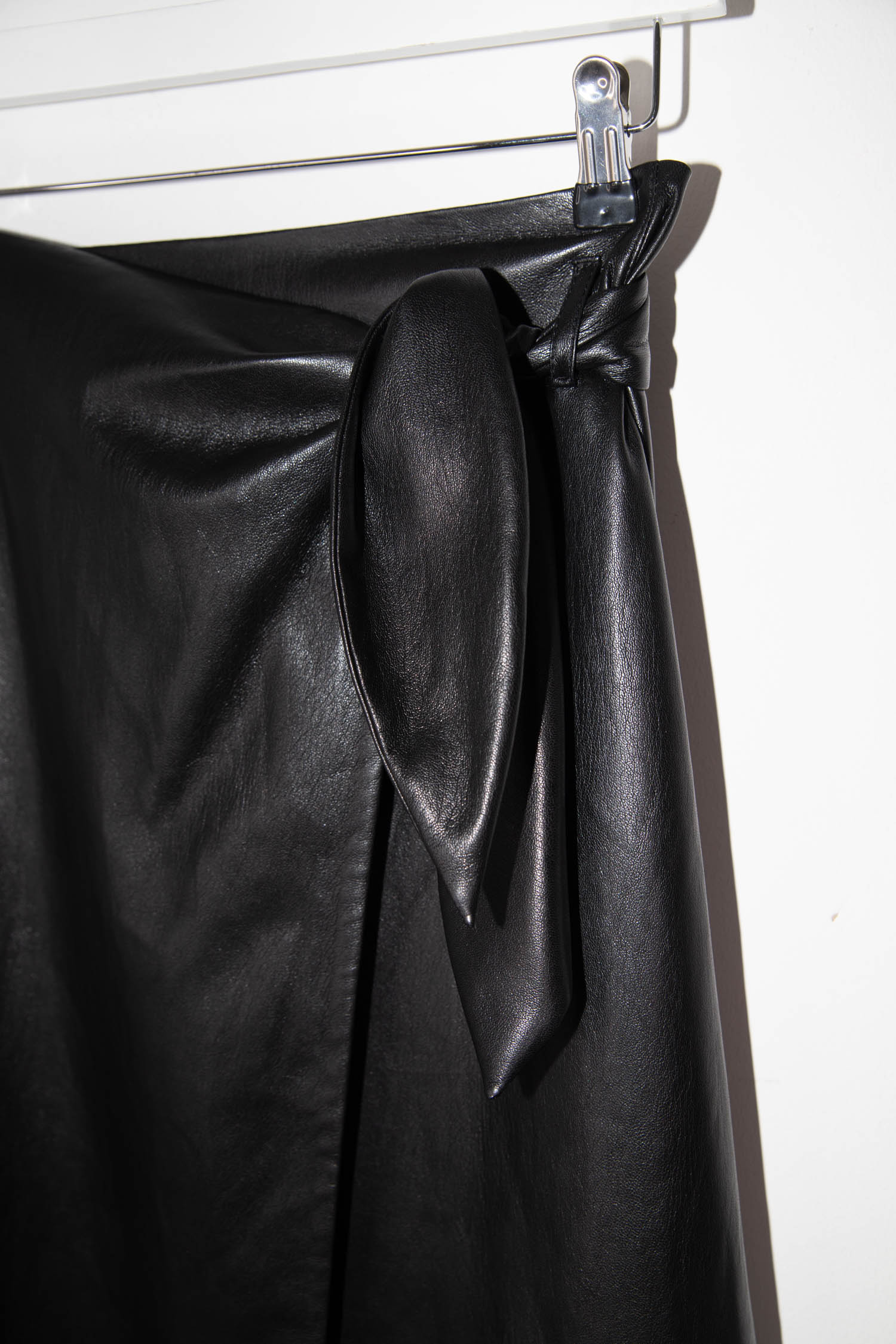 Nanushka Wickelrock in Leder-Optik in Schwarz