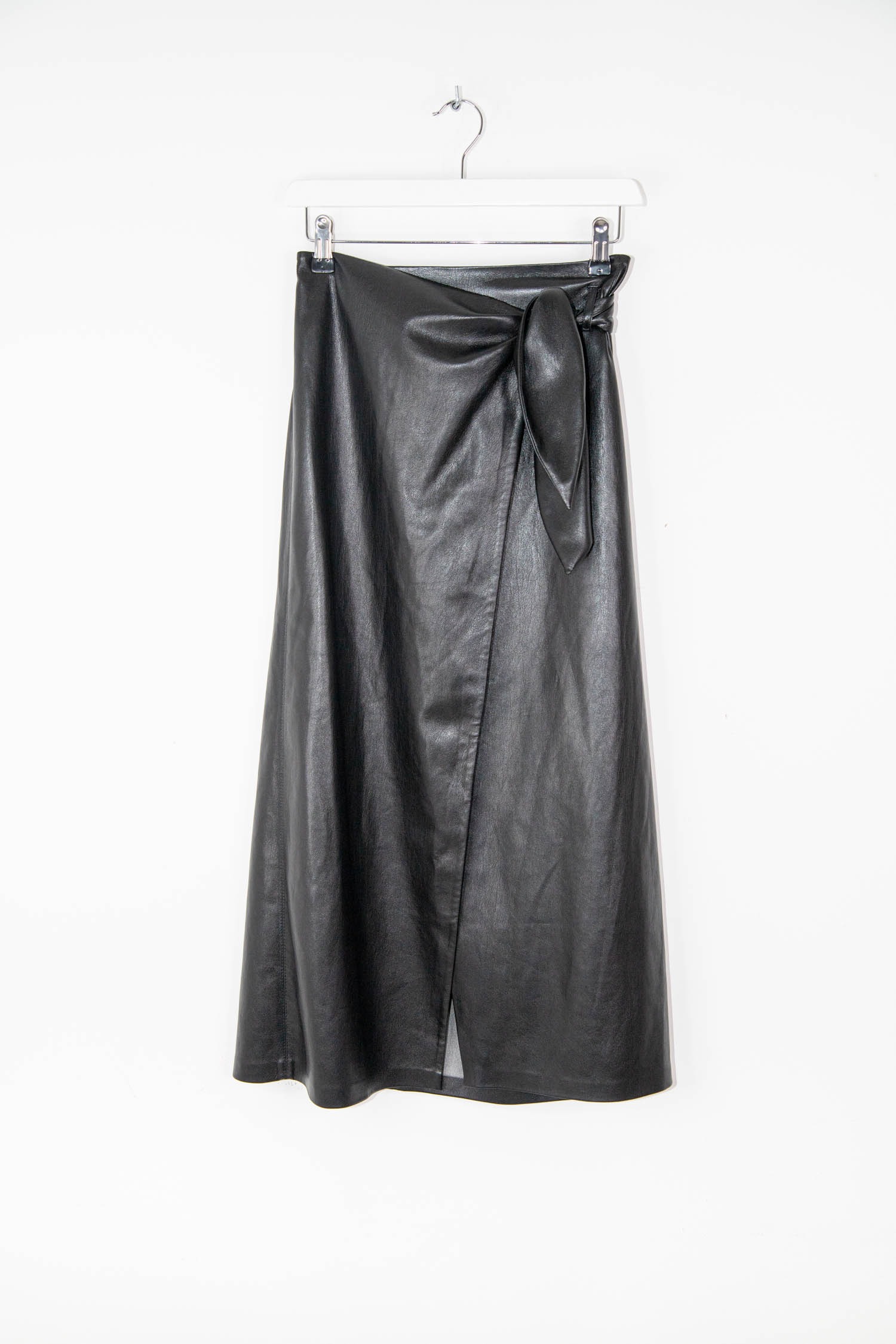 Nanushka Wickelrock in Leder-Optik in Schwarz