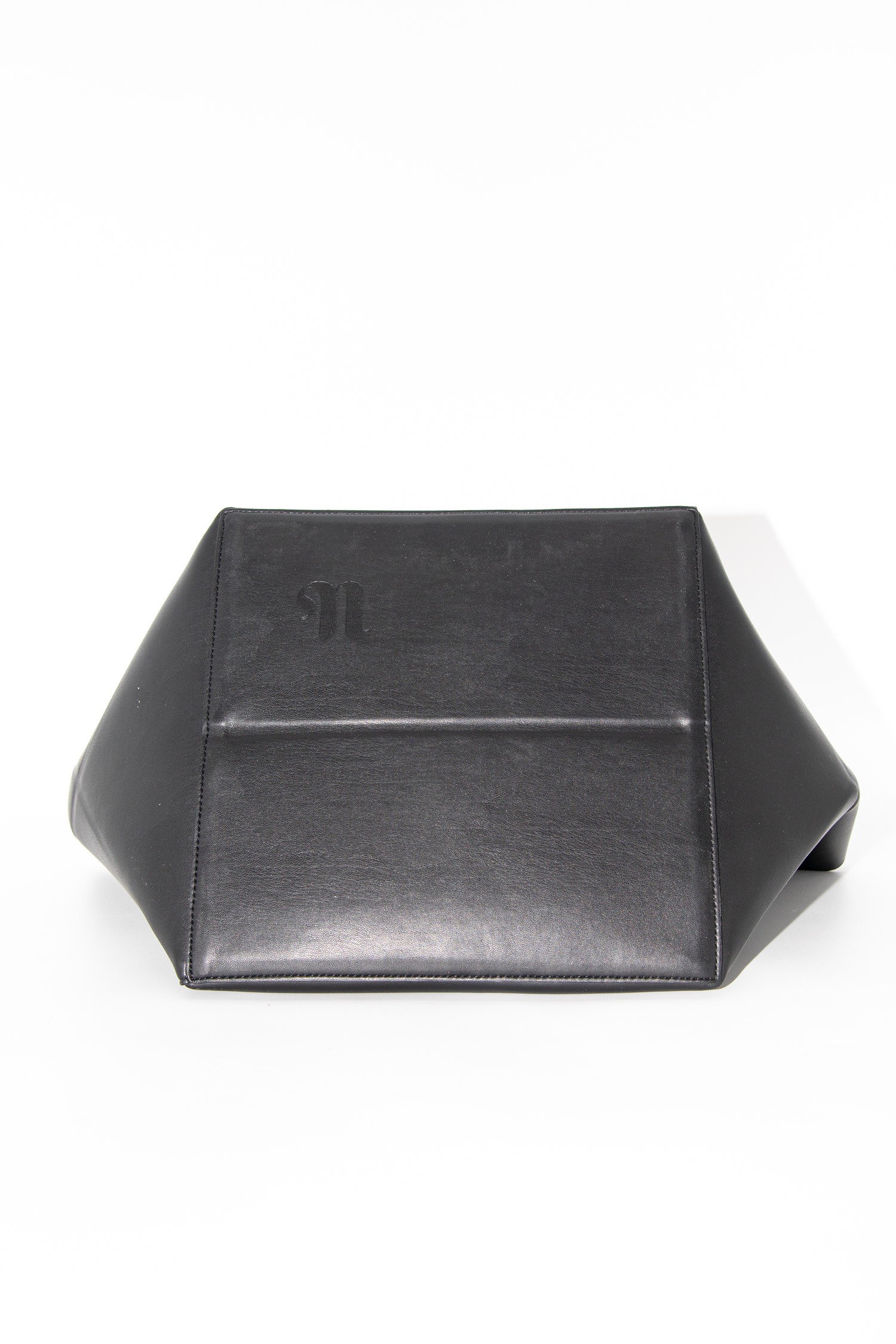 Nanushka " Origami Tote" Schultertasche in Schwarz