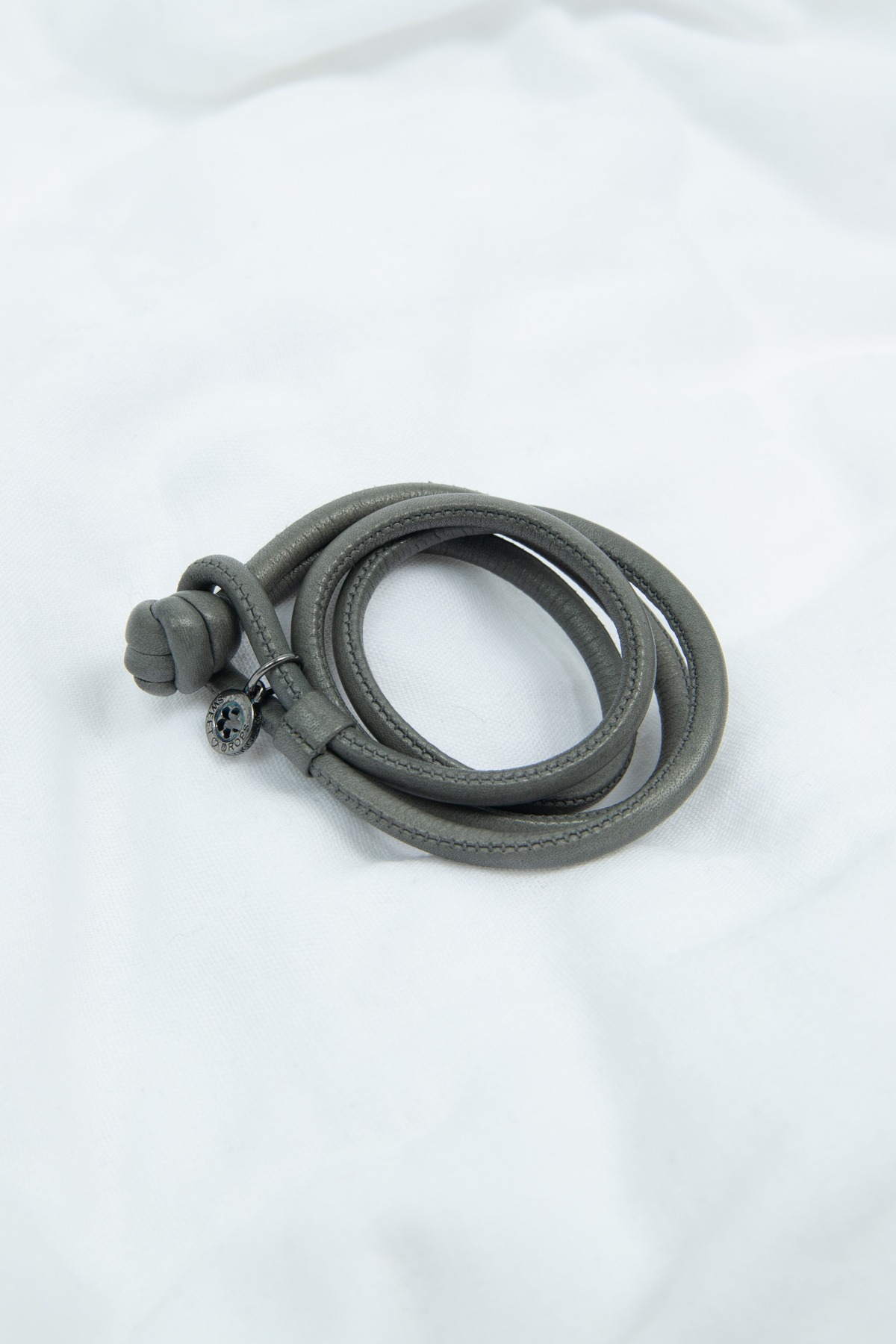 Ole Lynggaard "Sweet Drops" Lederarmband in grau