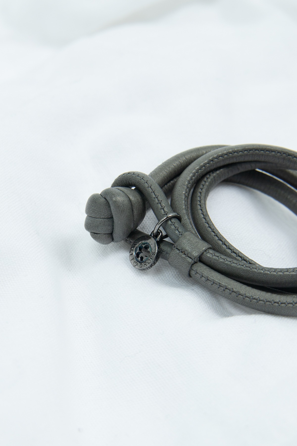 Ole Lynggaard "Sweet Drops" Lederarmband in grau