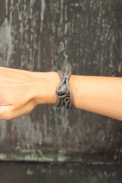 Ole Lynggaard "Sweet Drops" Lederarmband in grau