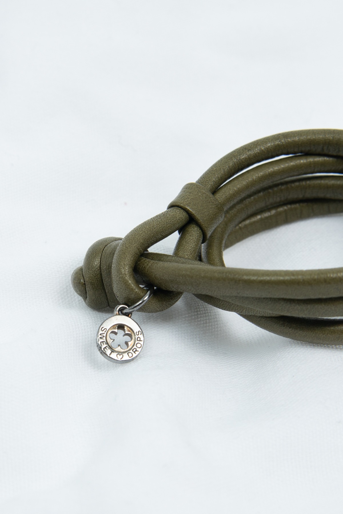 Ole Lynggaard "Sweet Drops" Lederarmband in khaki