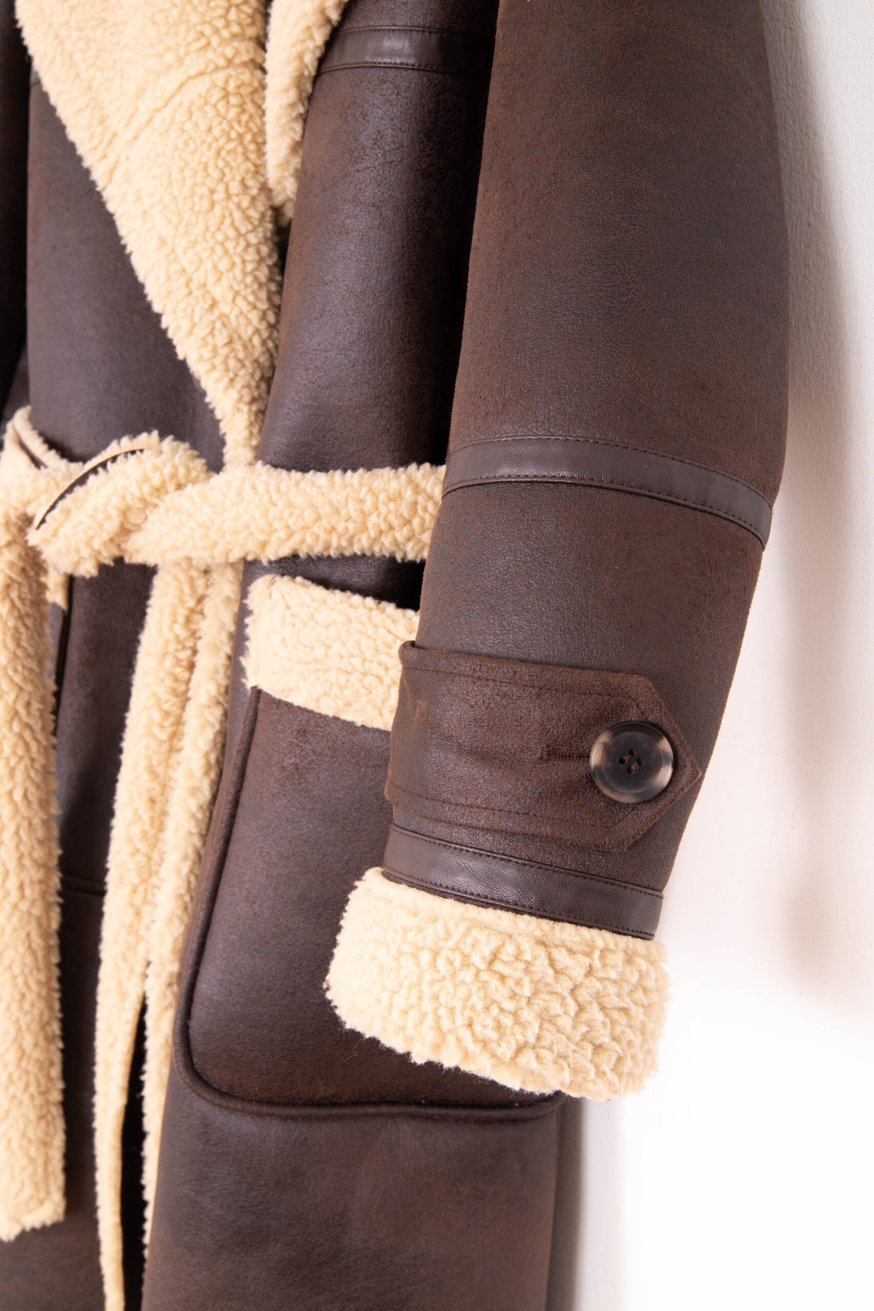 OOF WEAR Wendbarer Shearling-Mantel in Dunkelbraun und Ecru