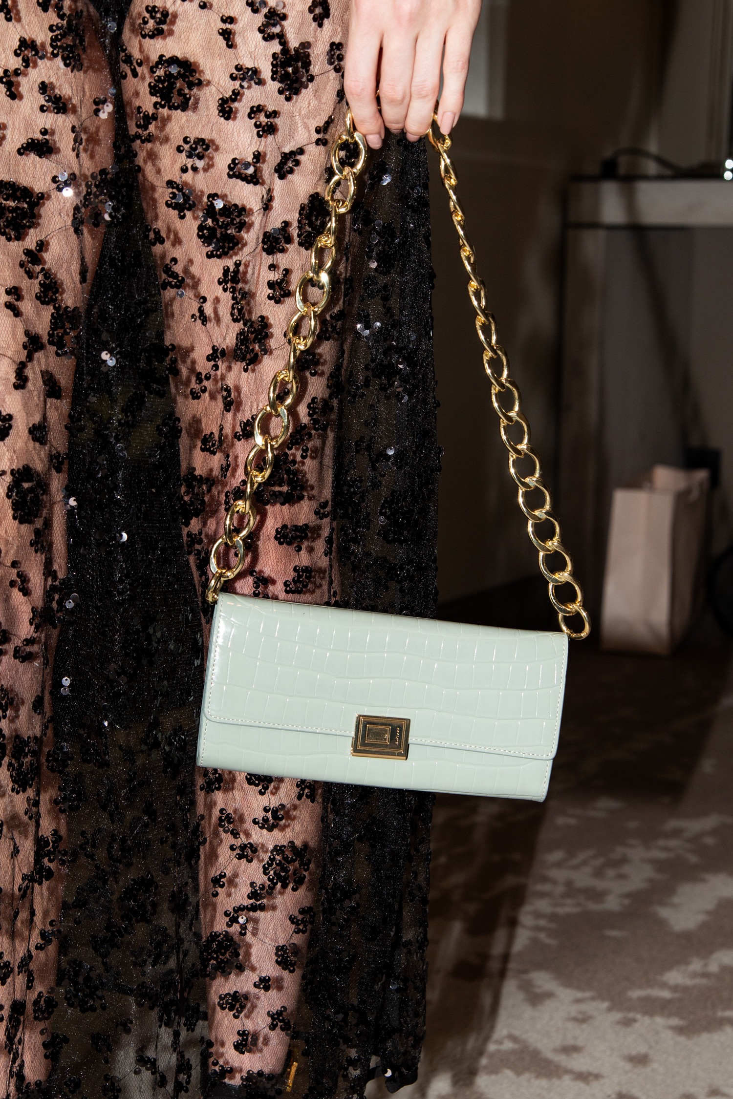 A. Cloud Clutch in Mintgrün und Gold