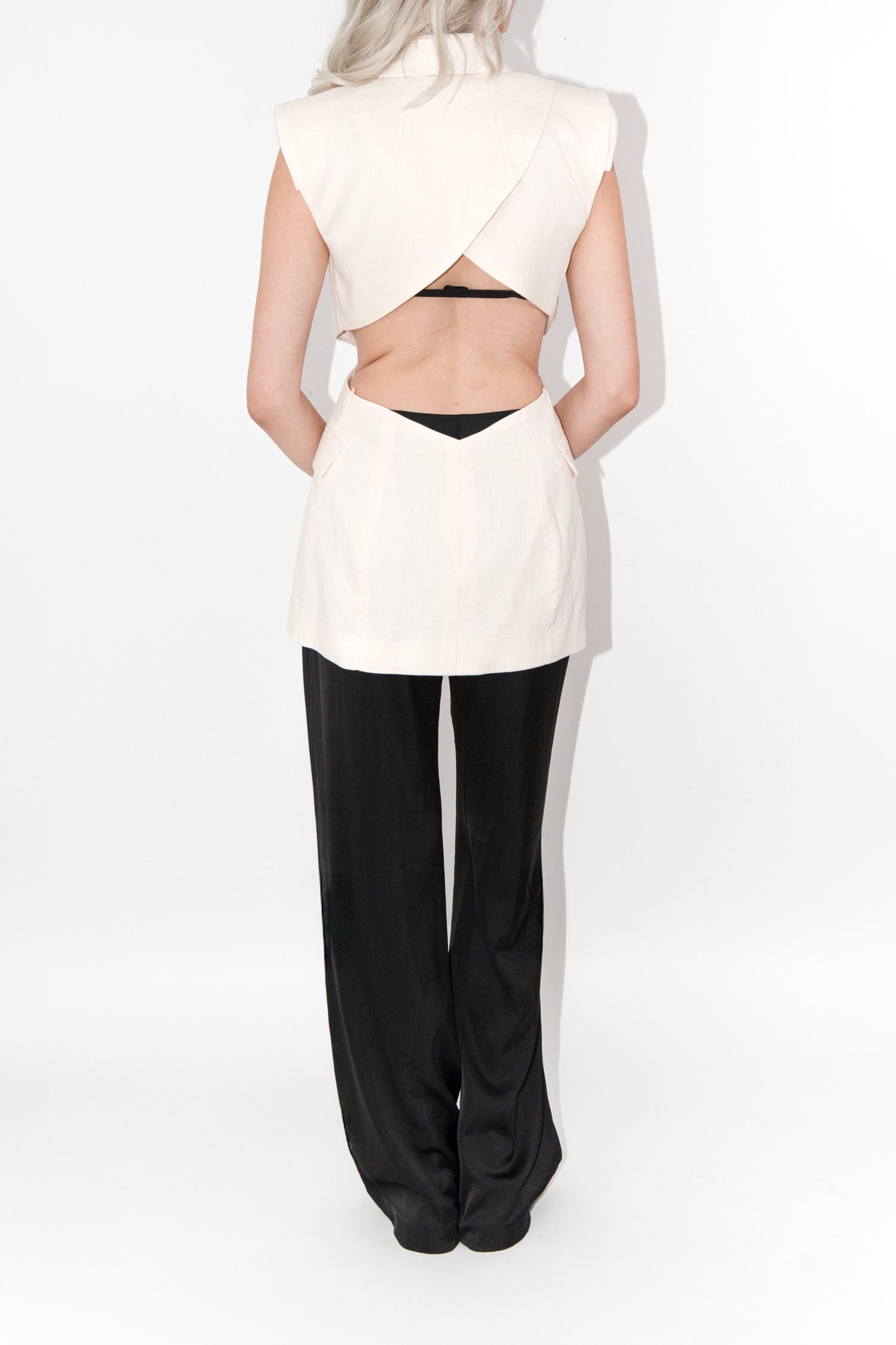Patrizia Pepe Weste mit Cut-Out in Cremeweiß