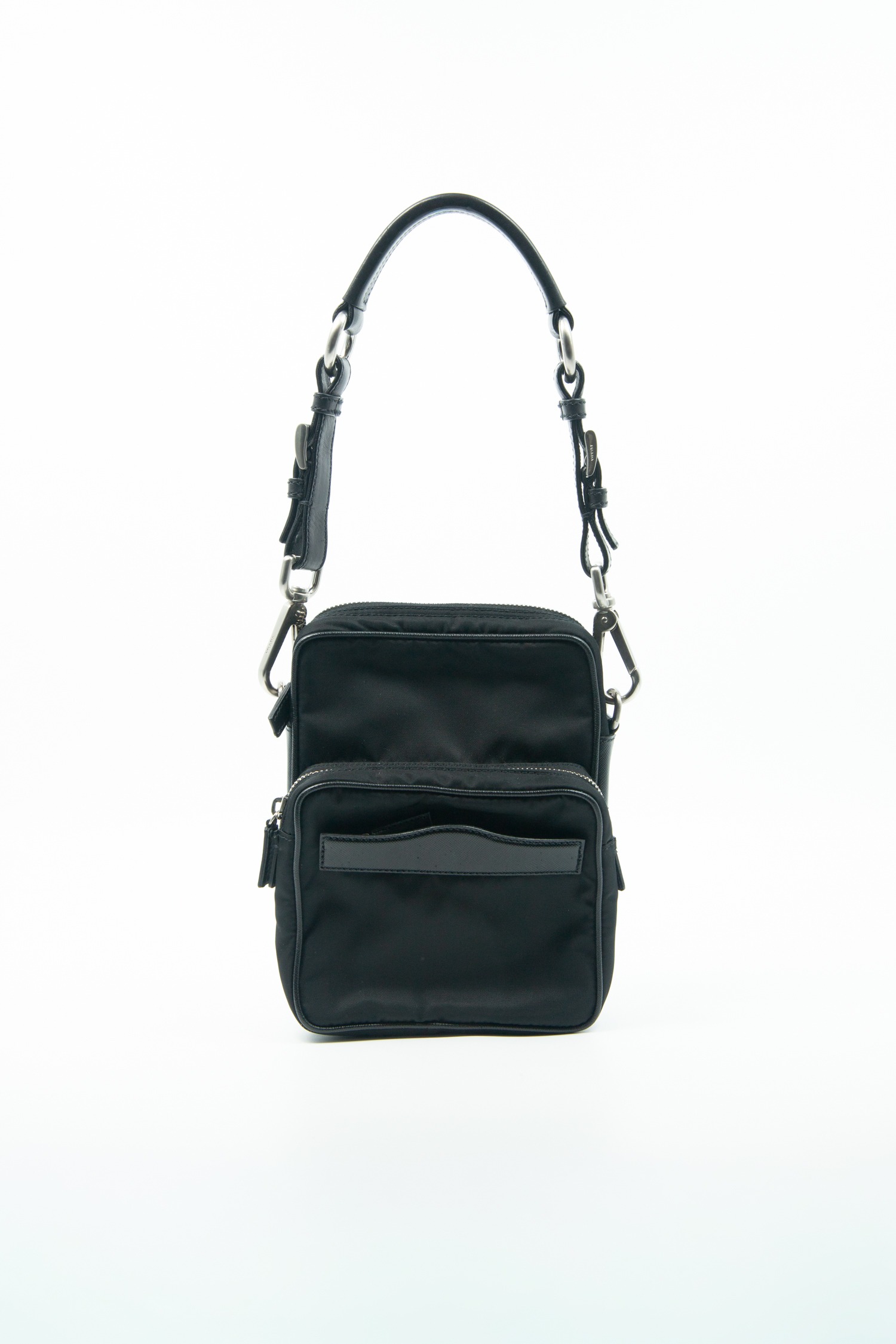 Prada Handtasche aus Re-Nylon in Schwarz und Silber