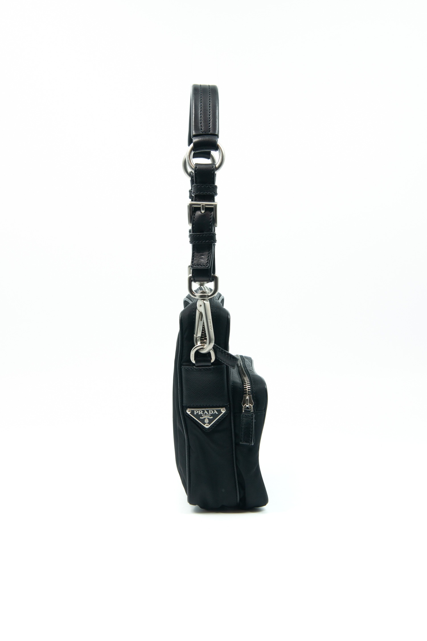 Prada Handtasche aus Re-Nylon in Schwarz und Silber