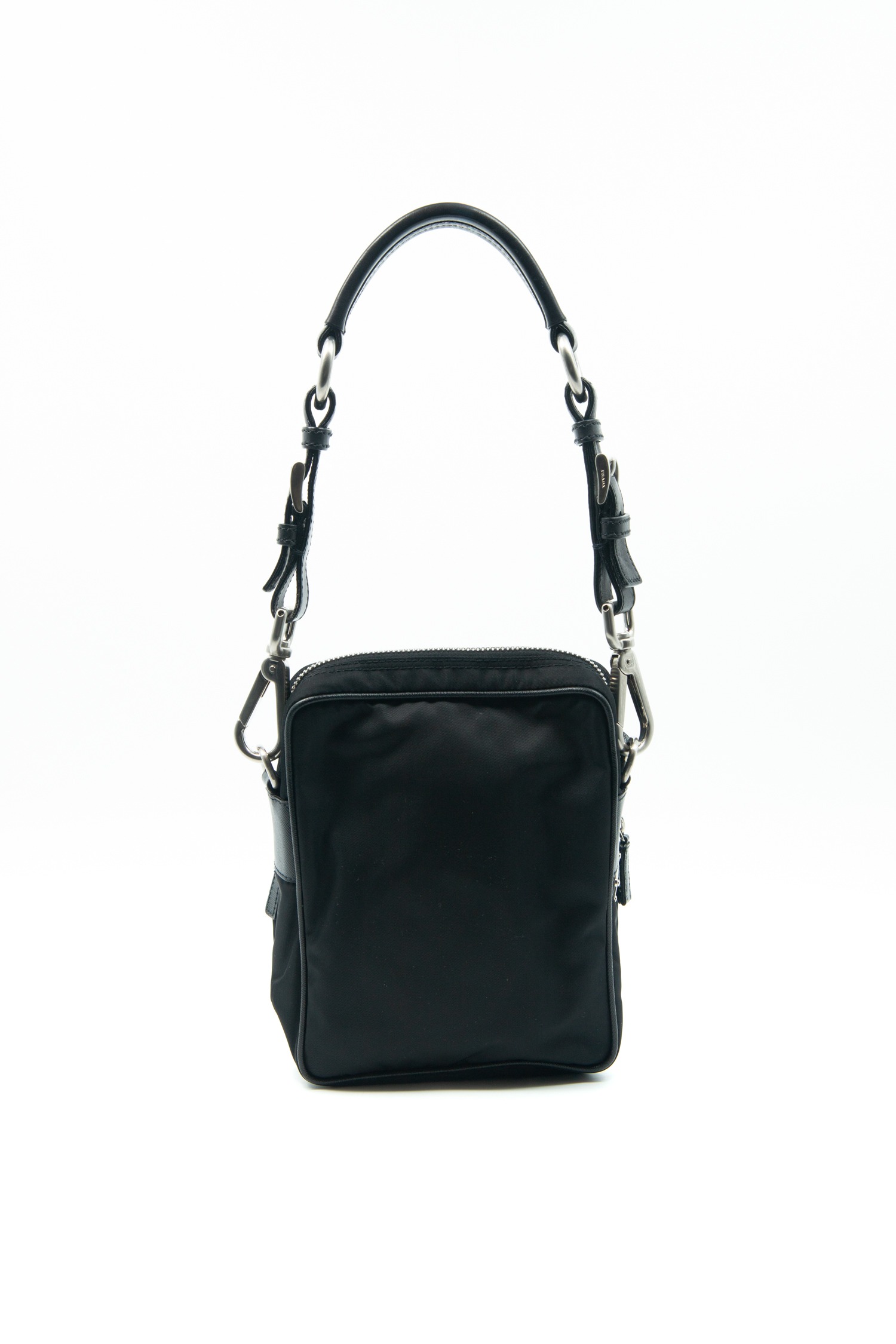 Prada Handtasche aus Re-Nylon in Schwarz und Silber