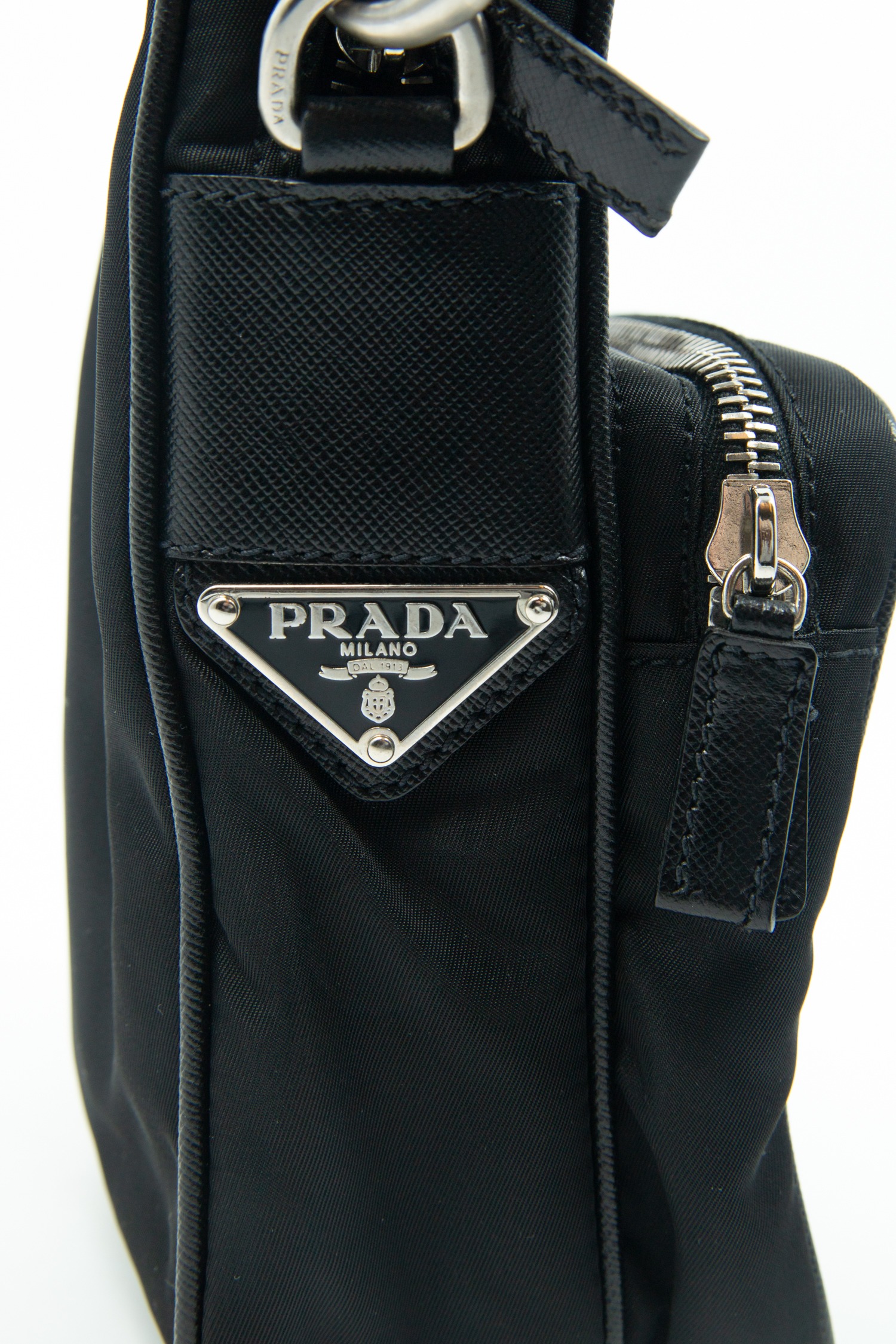 Prada Handtasche aus Re-Nylon in Schwarz und Silber