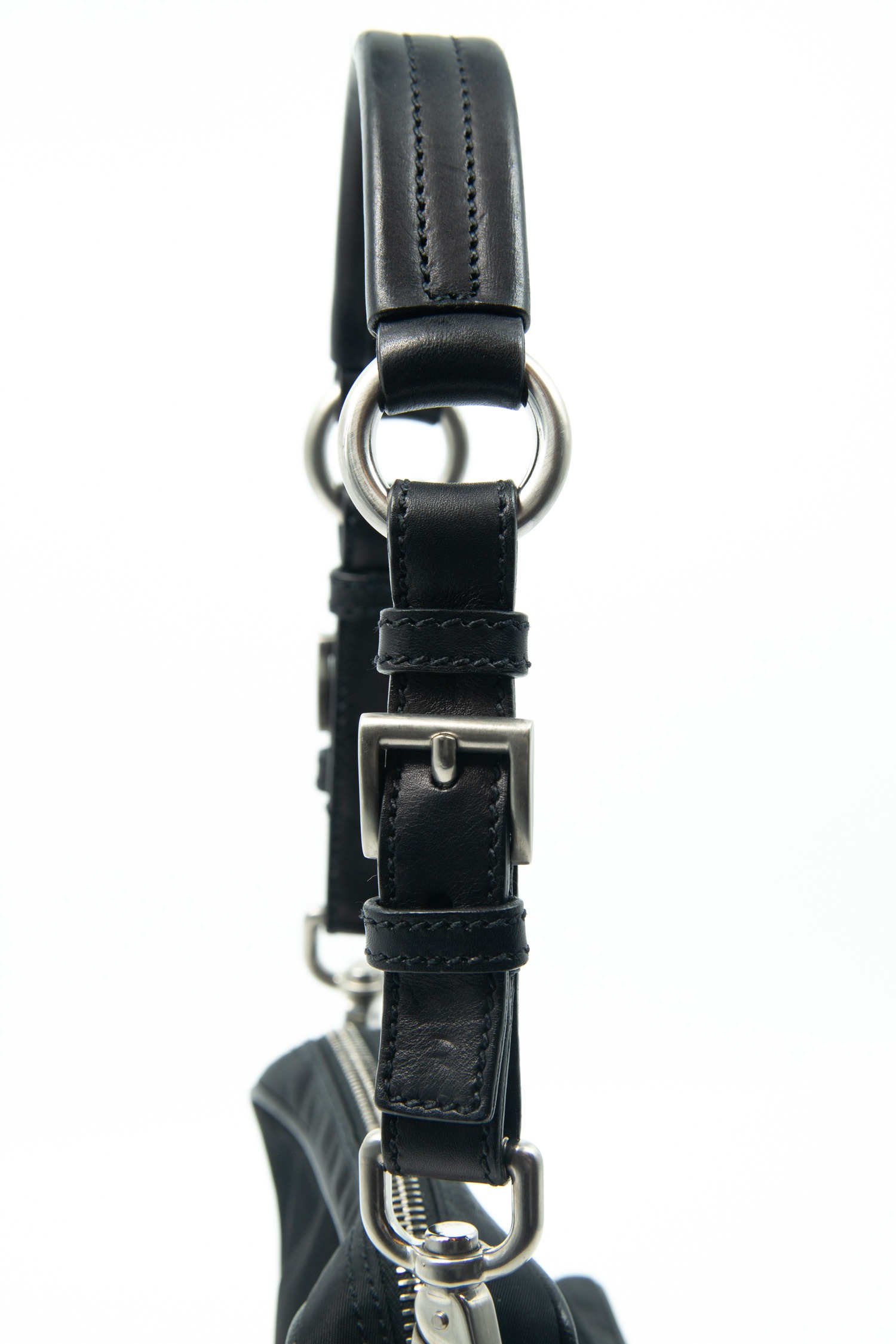 Prada Handtasche aus Re-Nylon in Schwarz und Silber