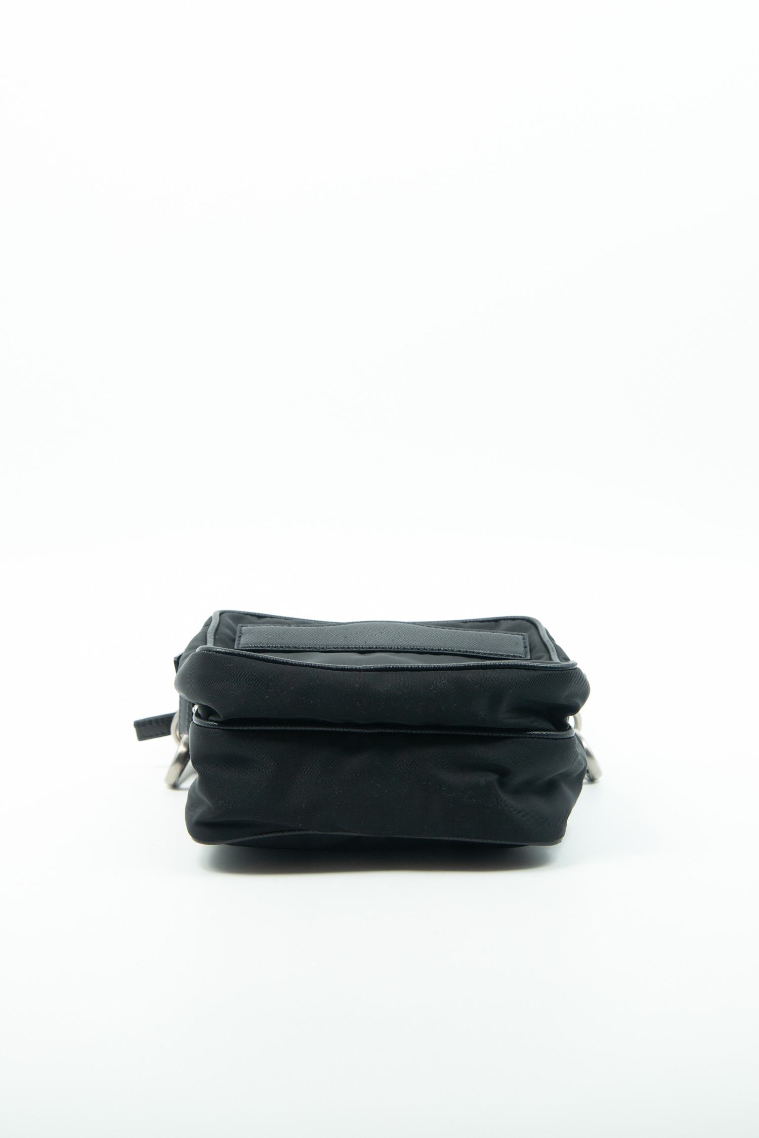Prada Handtasche aus Re-Nylon in Schwarz und Silber