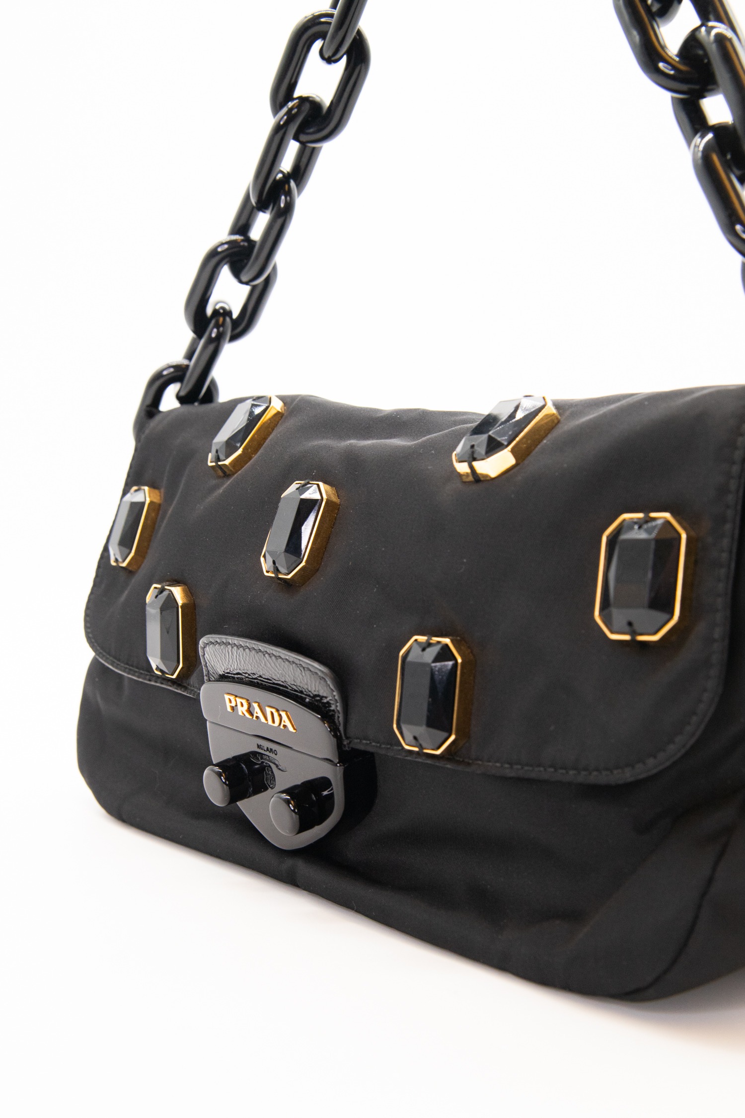 Prada Handtasche mit Schmucksteinen in Schwarz und Gold